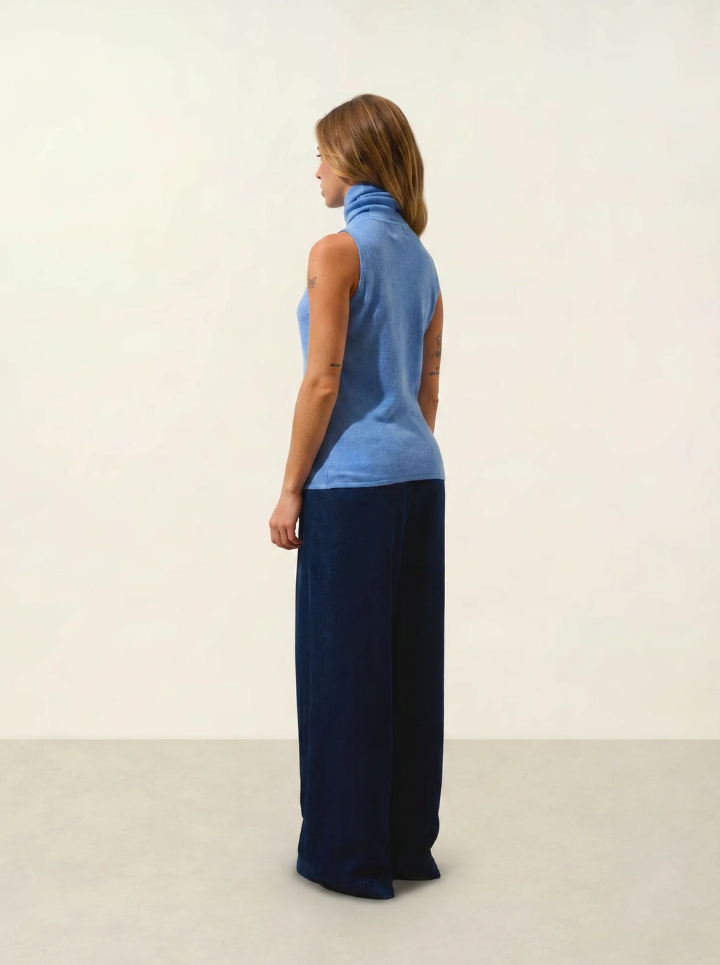 CAPUCIN pull col roulé sans manches ciel
