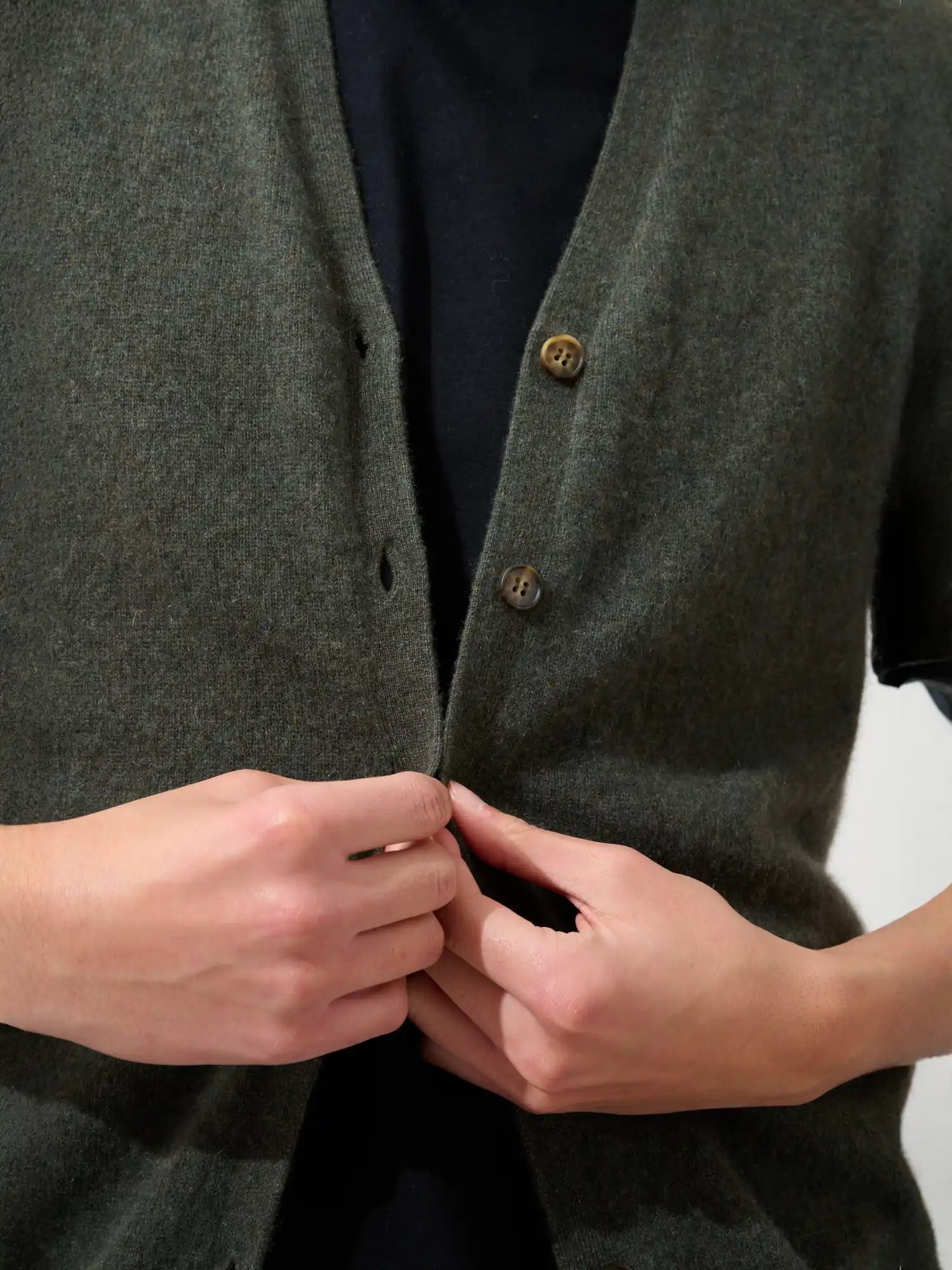 HUGO strickjacke v-ausschnitt ärmellos khaki meliert