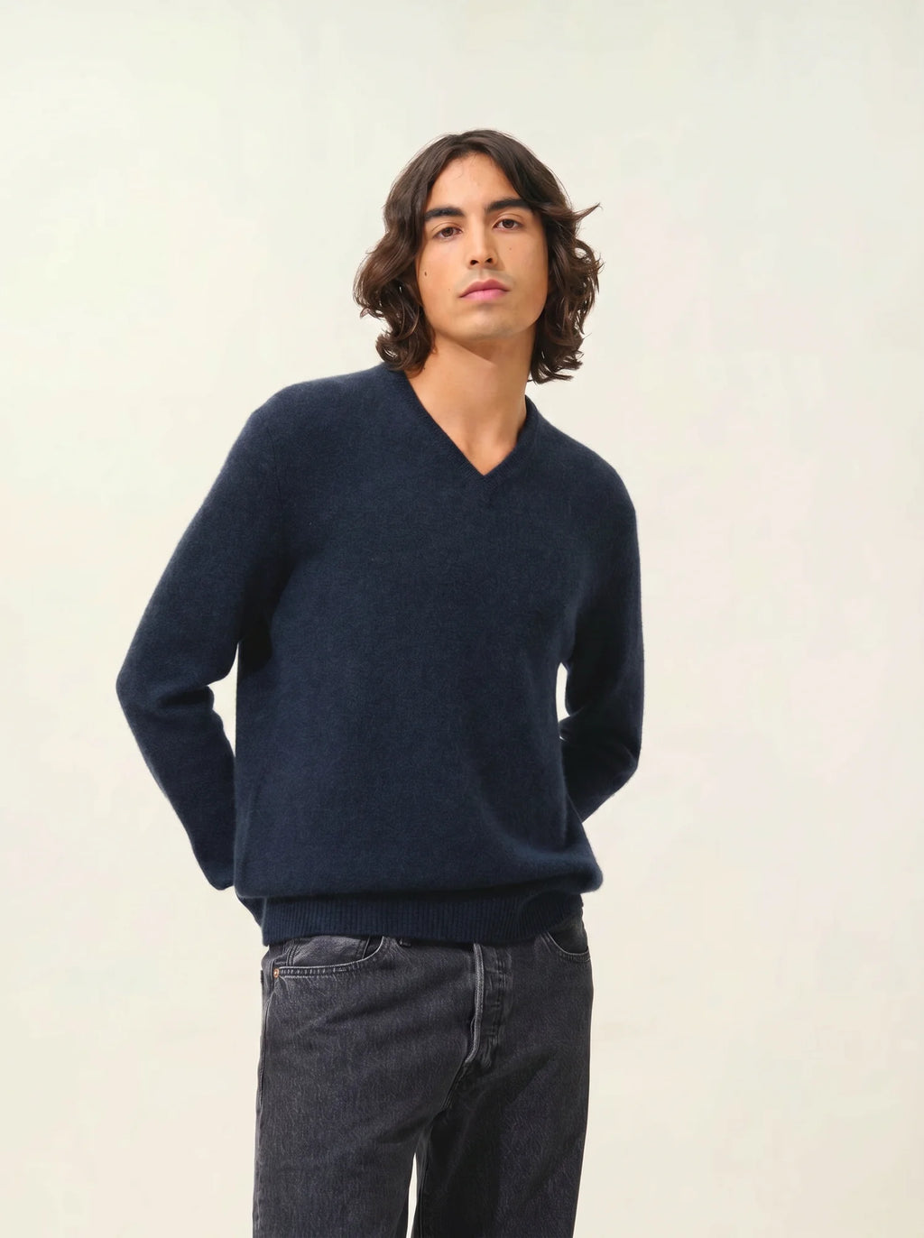VICTOR sweater v-neck 4 ply caviar