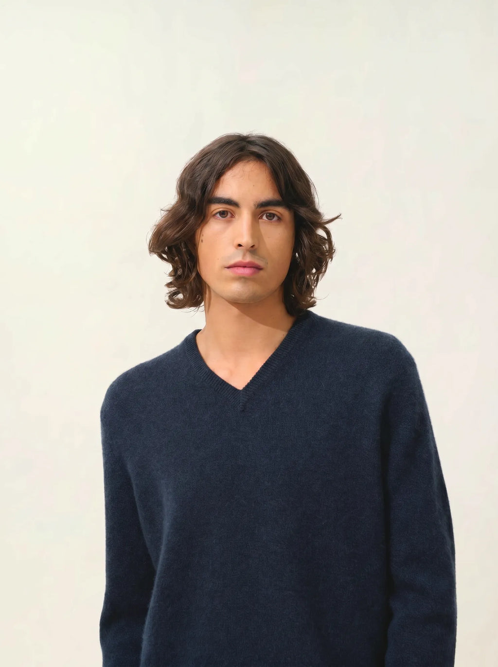 VICTOR sweater v-neck 4 ply caviar