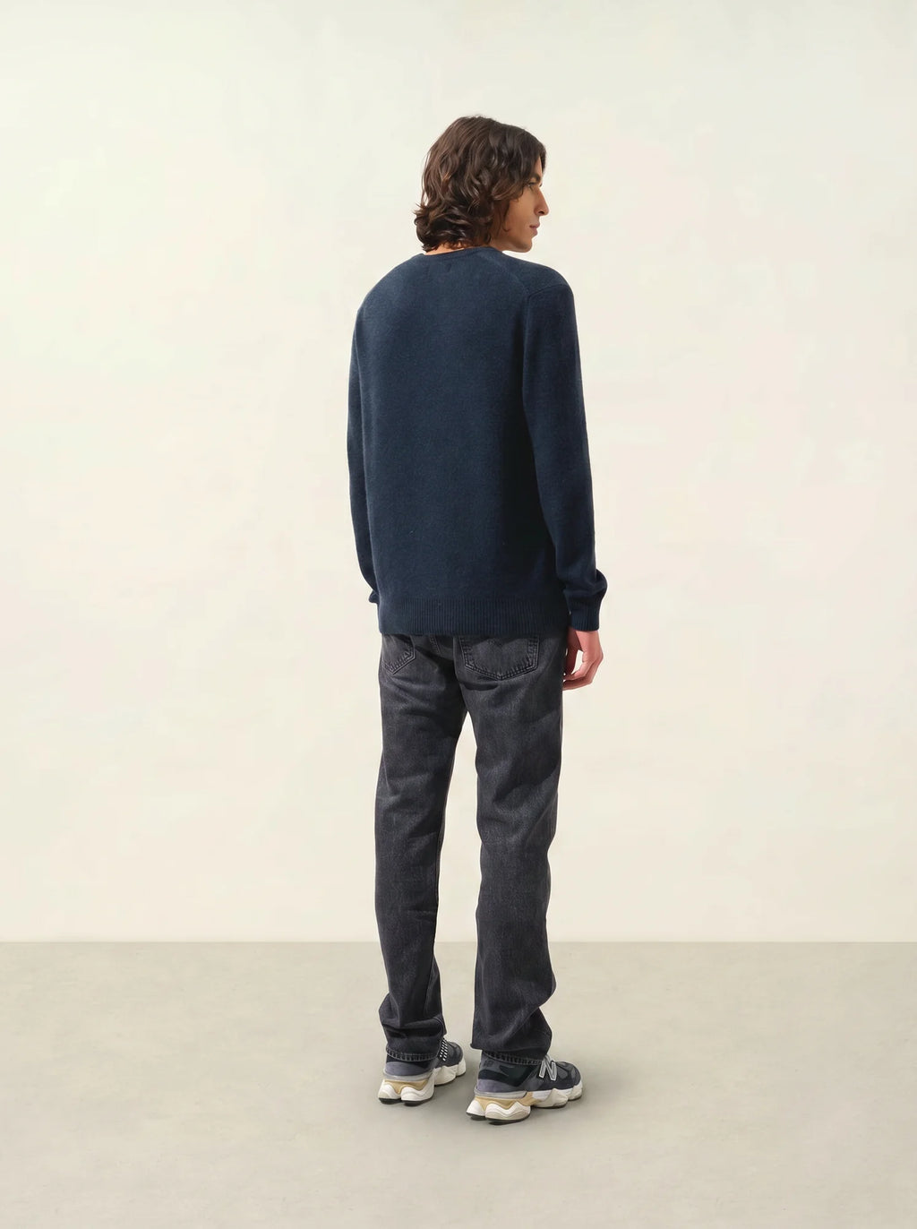 VICTOR sweater v-neck 4 ply caviar