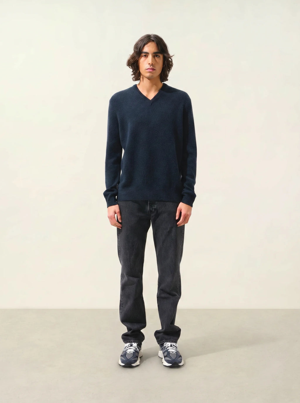 VICTOR sweater v-neck 4 ply caviar