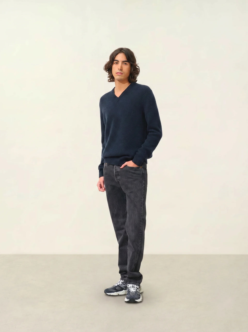 VICTOR sweater v-neck 4 ply caviar