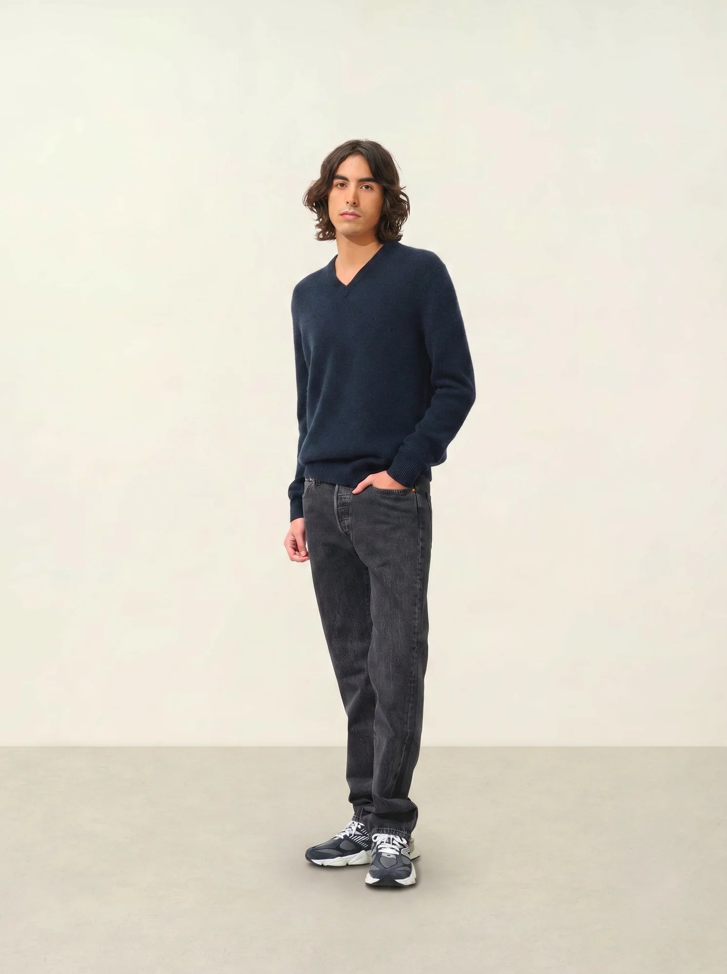 VICTOR sweater v-neck 4 ply caviar