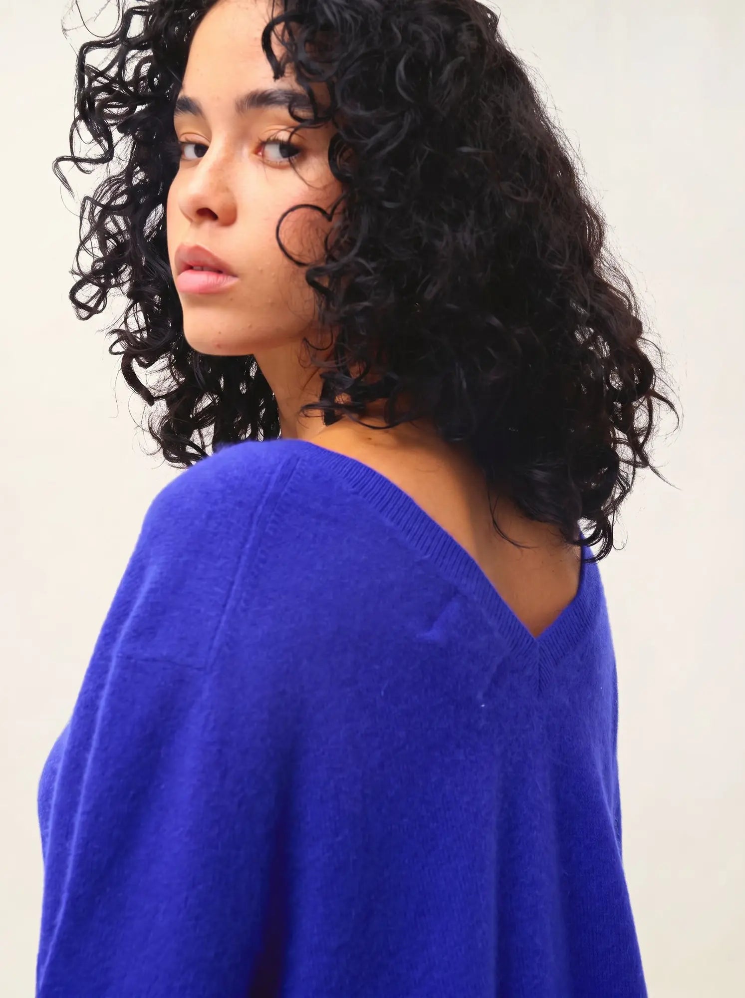 GIEGN Pullover V-Ausschnitt vorne und hinten Indigo