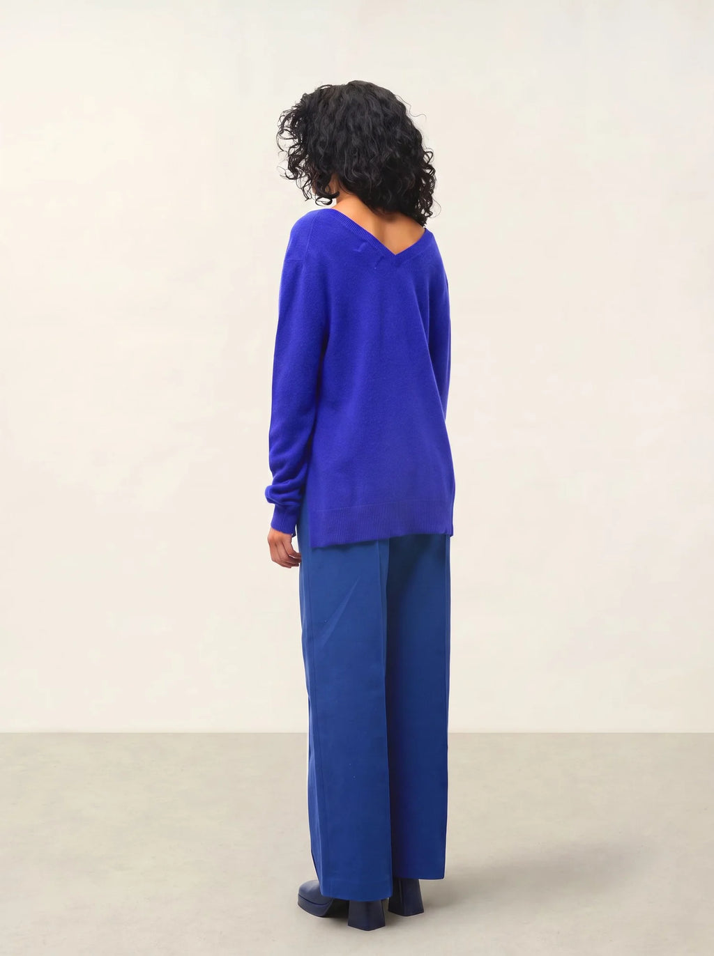 GIEGN Pullover V-Ausschnitt vorne und hinten Indigo