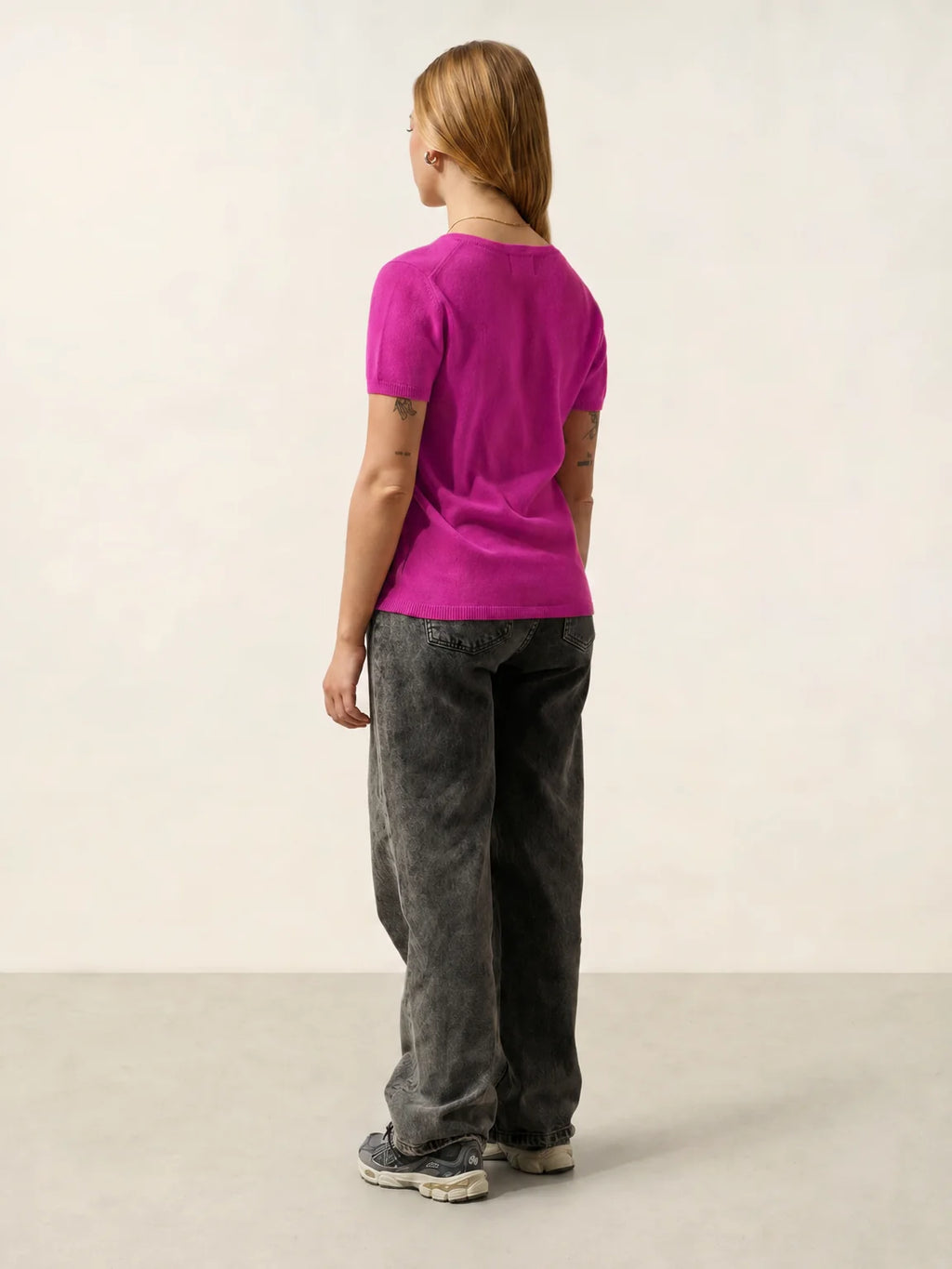 KALI t-shirt v-ausschnitt violett neon