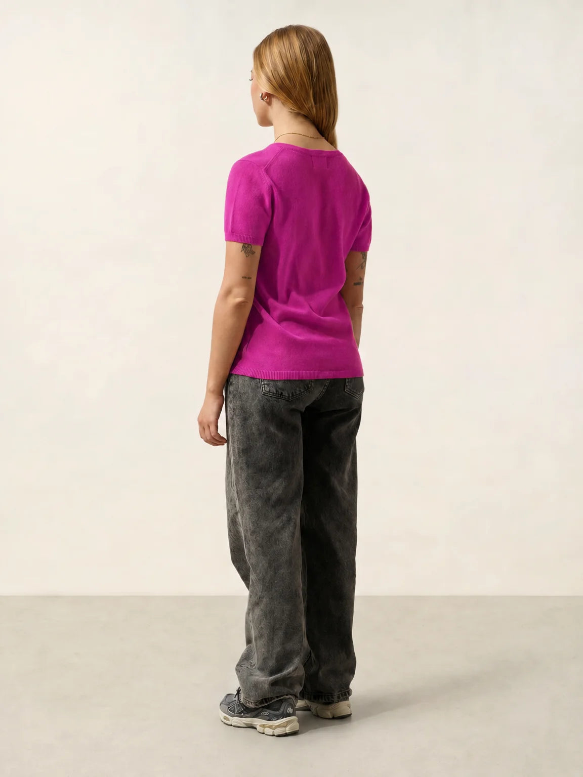 KALI t-shirt v-ausschnitt violett neon