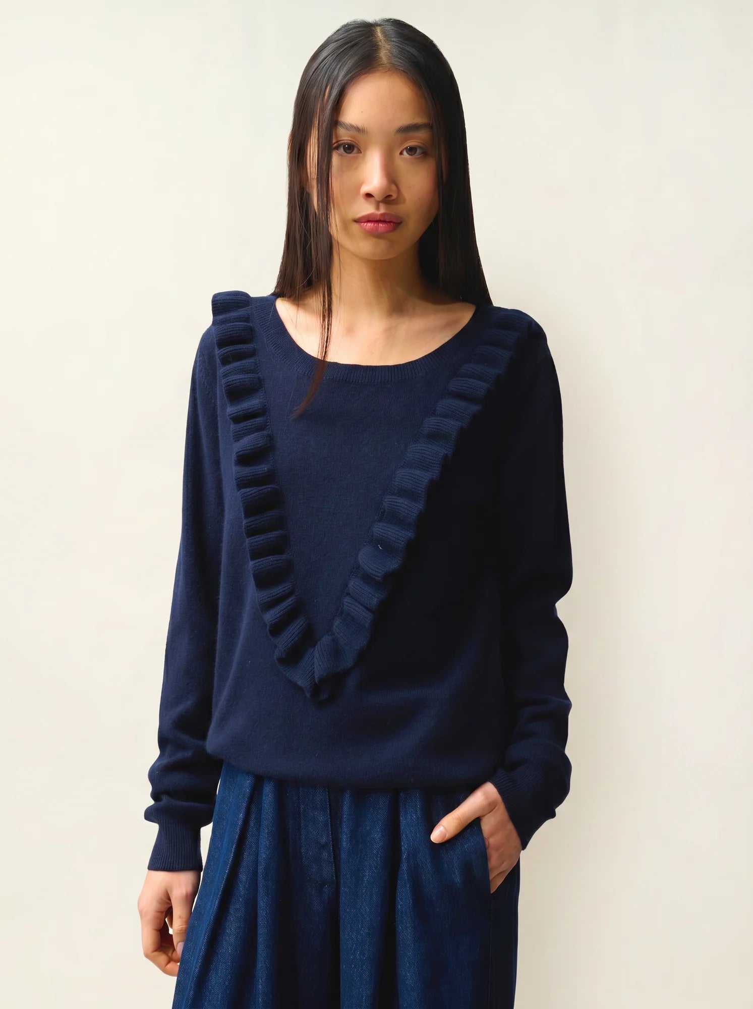 KNOTT sweater crew neck ruffled front navy