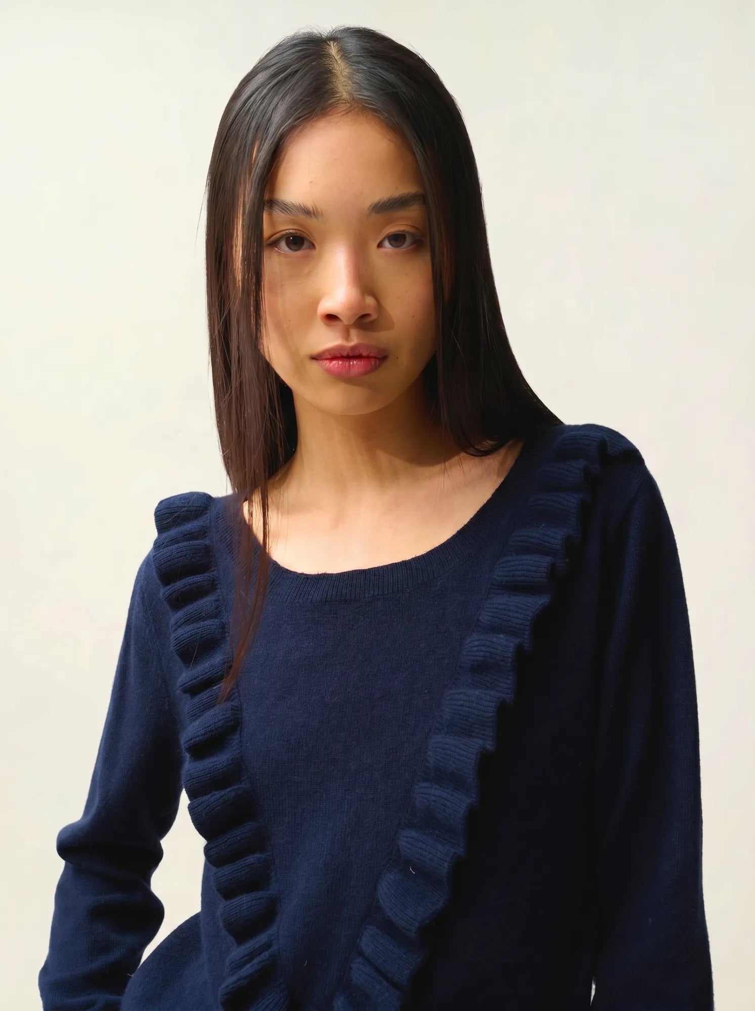 KNOTT sweater crew neck ruffled front navy