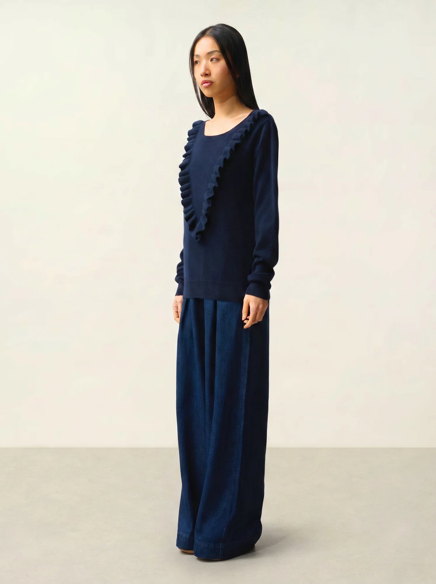 KNOTT sweater crew neck ruffled front navy