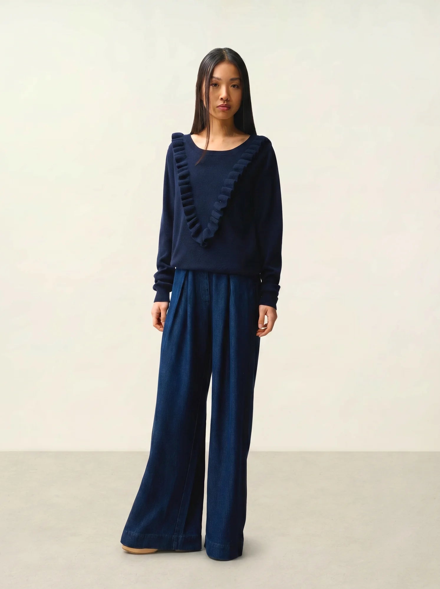 KNOTT sweater crew neck ruffled front navy
