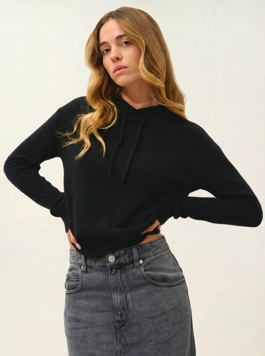 ELOWEN pullover mit kapuze schwarz