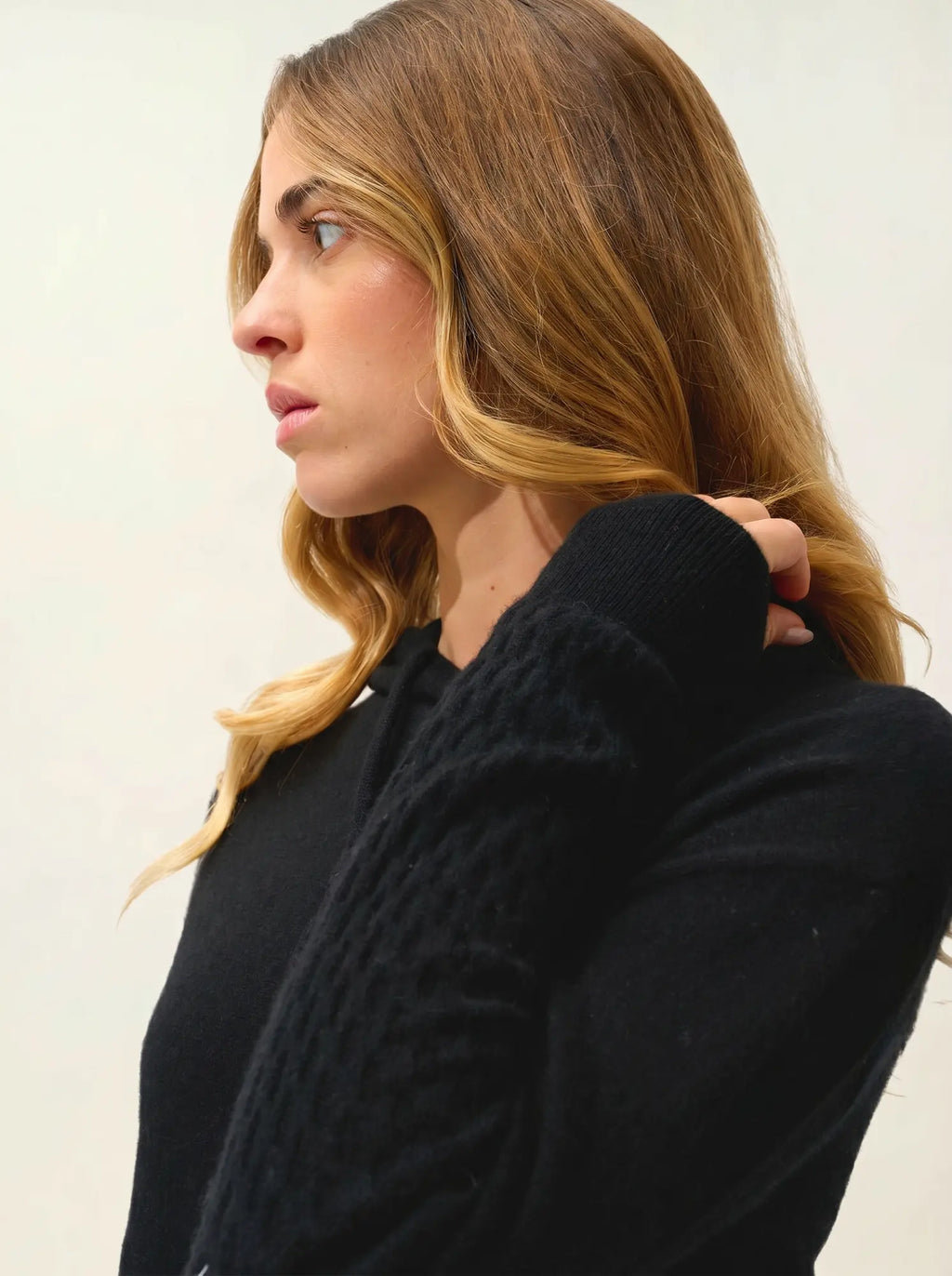ELOWEN pullover mit kapuze schwarz