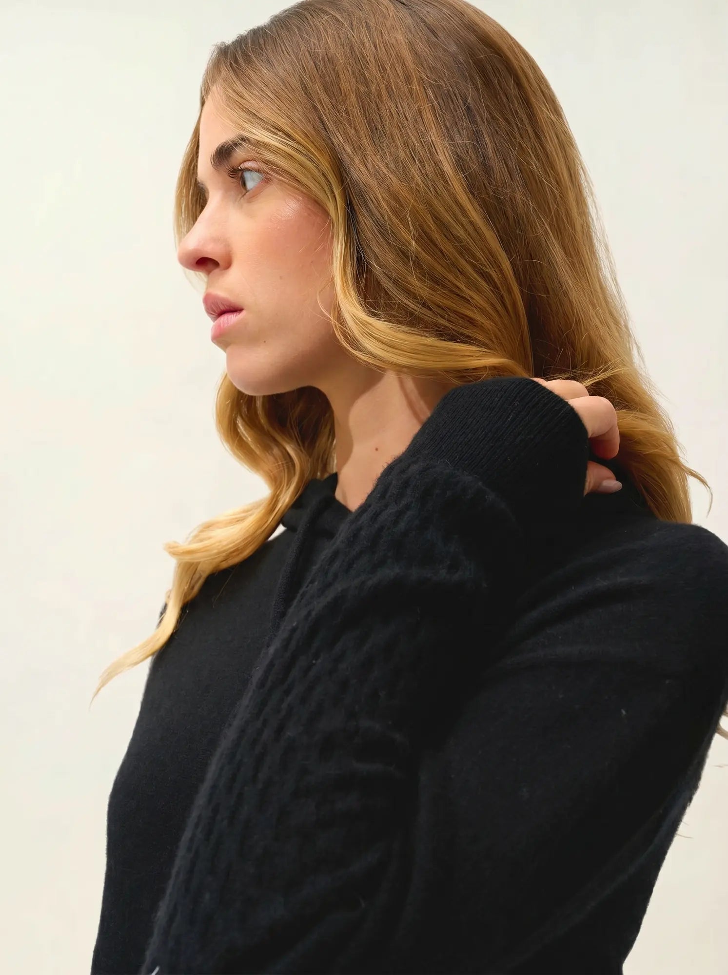 ELOWEN pullover mit kapuze schwarz