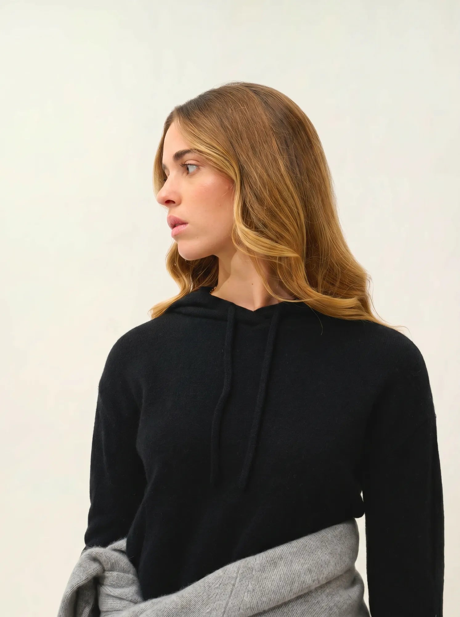 ELOWEN pullover mit kapuze schwarz