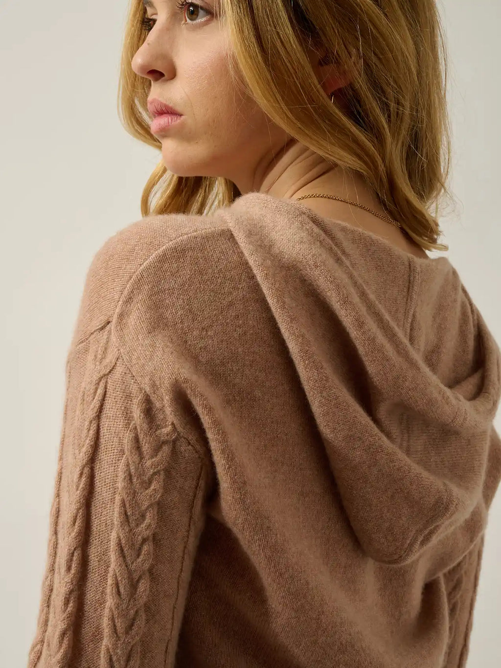 SVALINNA pullover mit kapuze camel meliert