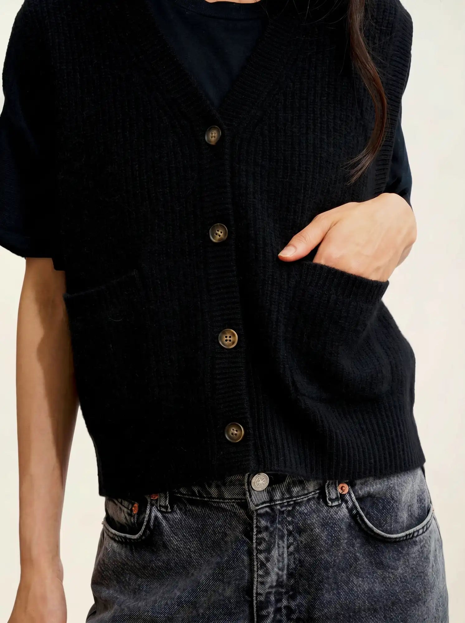 ROSAVIA cardigan v-neck sleeveless 4 ply black