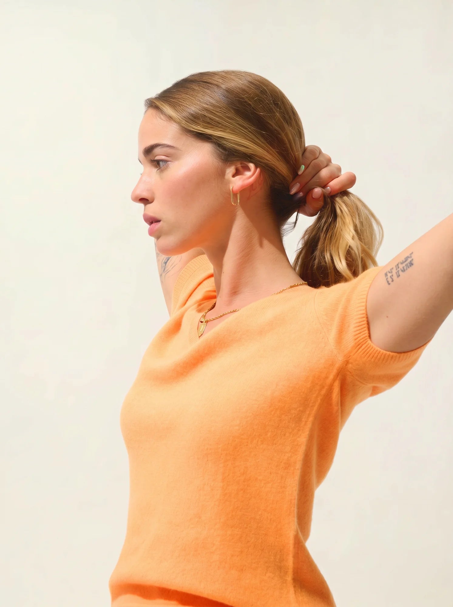 KALI t-shirt v-neck clementine