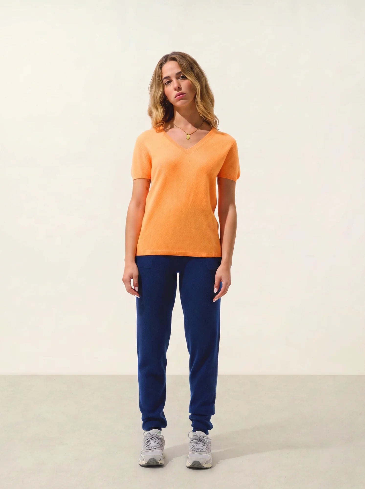 KALI t-shirt v-neck clementine