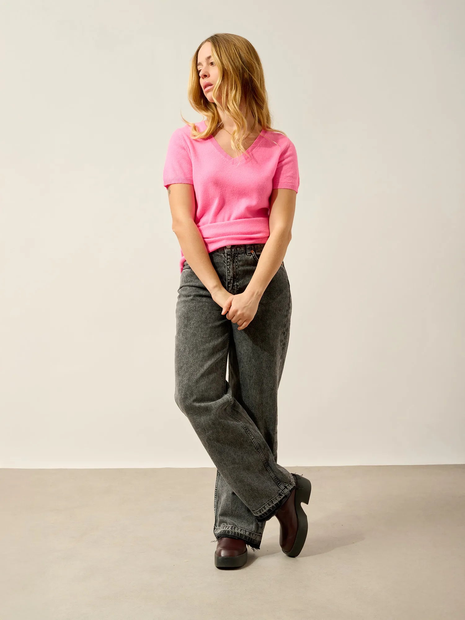 KALI t-shirt v-neck bubblegum