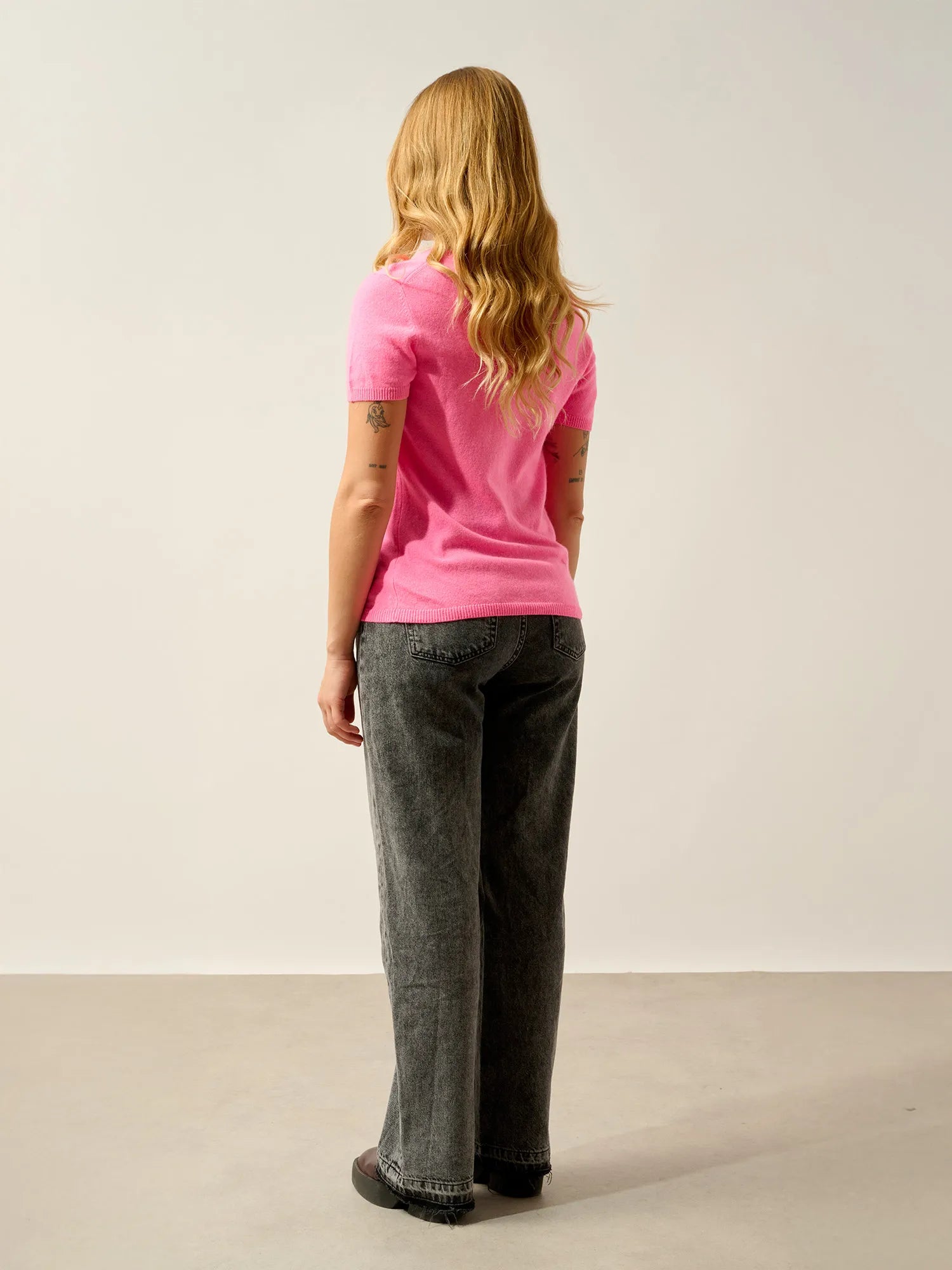 KALI t-shirt v-neck bubblegum