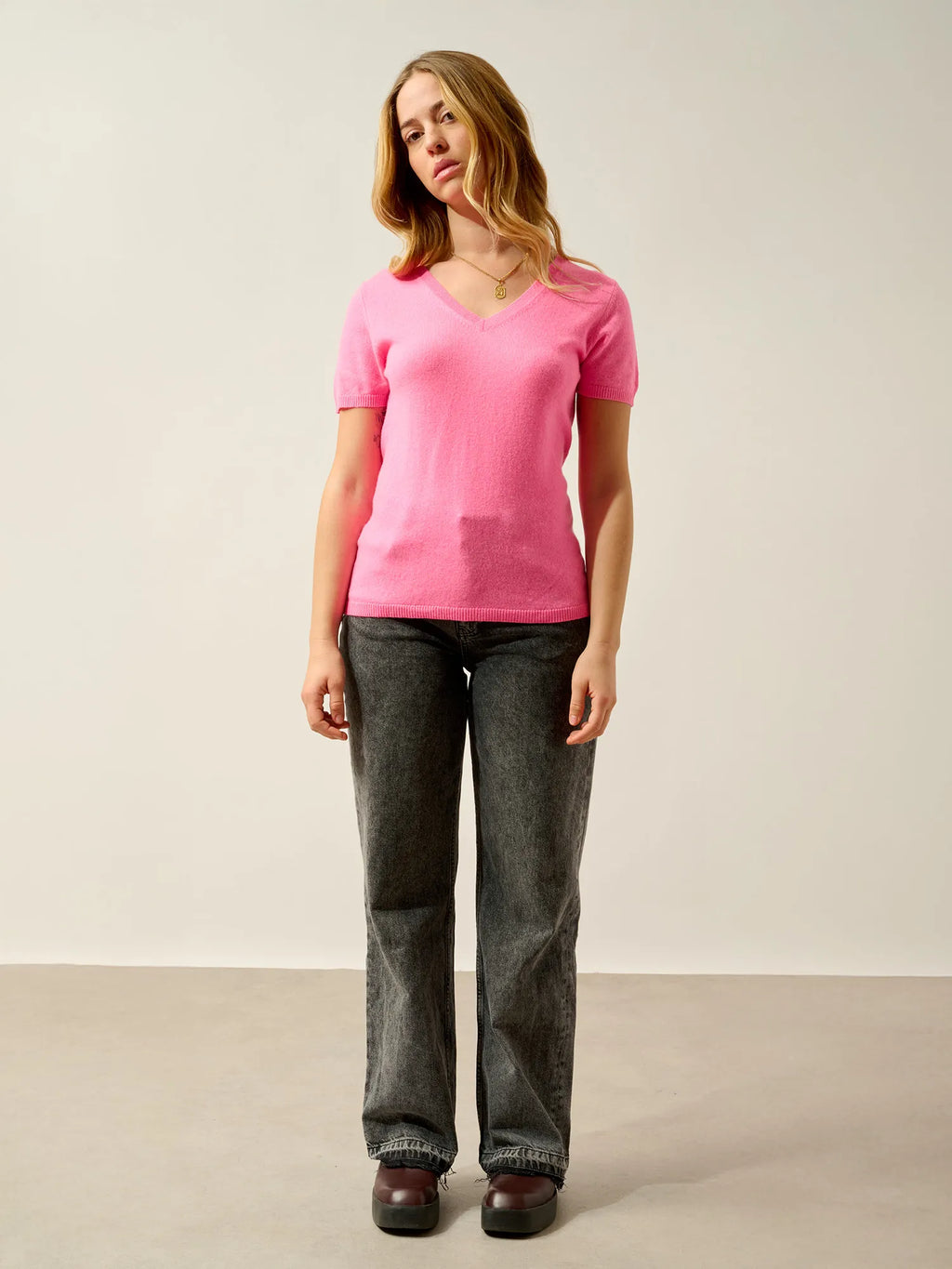 KALI t-shirt v-ausschnitt bubblegum