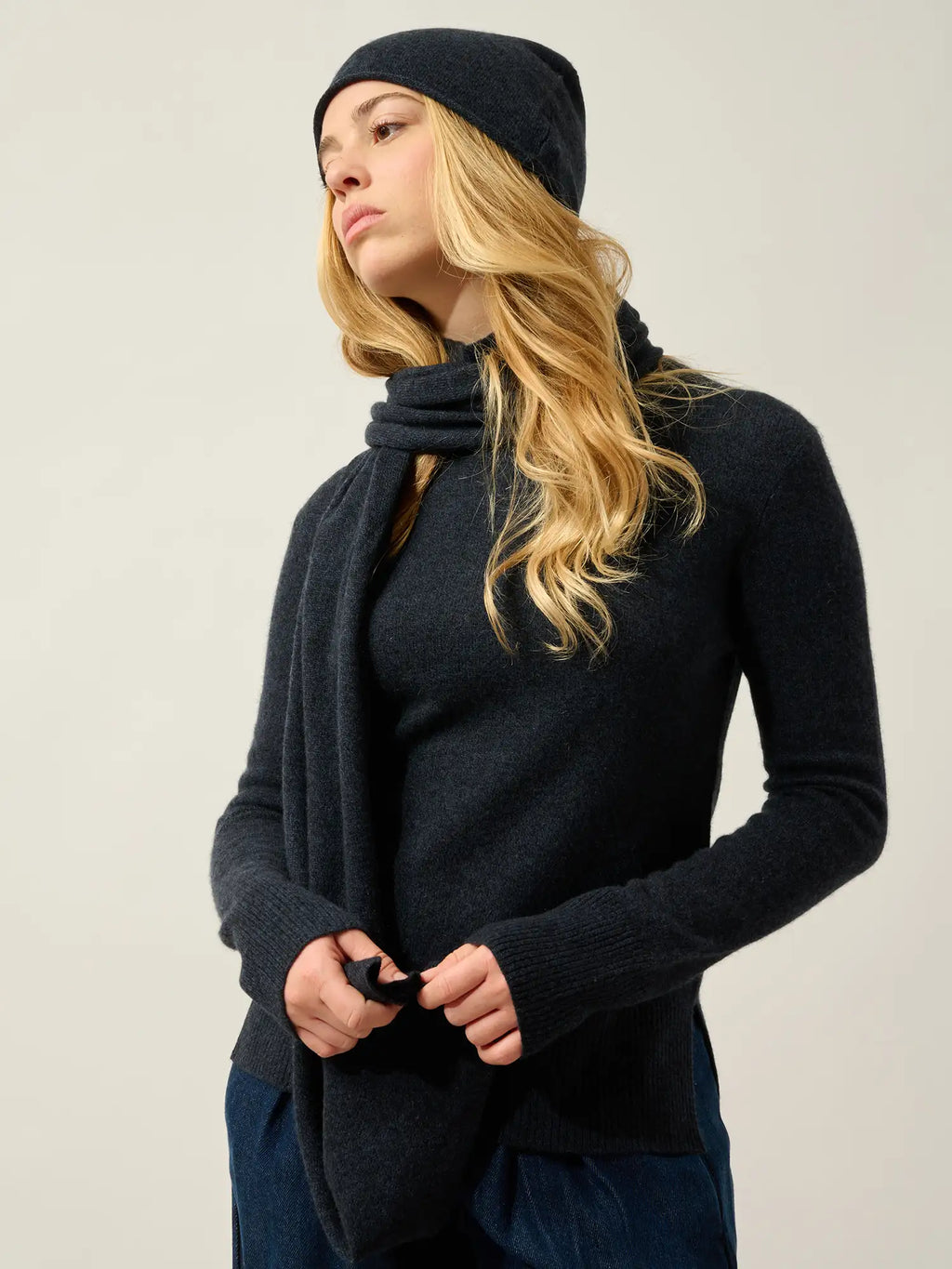 VAYMONT scarf caviar