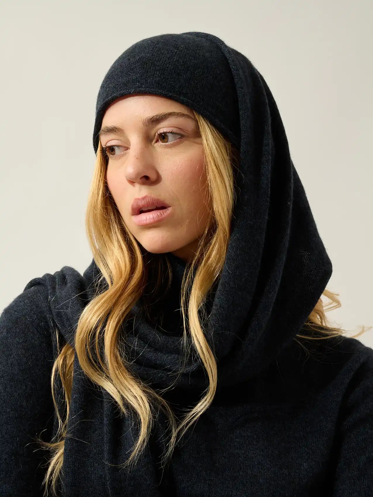 VAYMONT scarf caviar