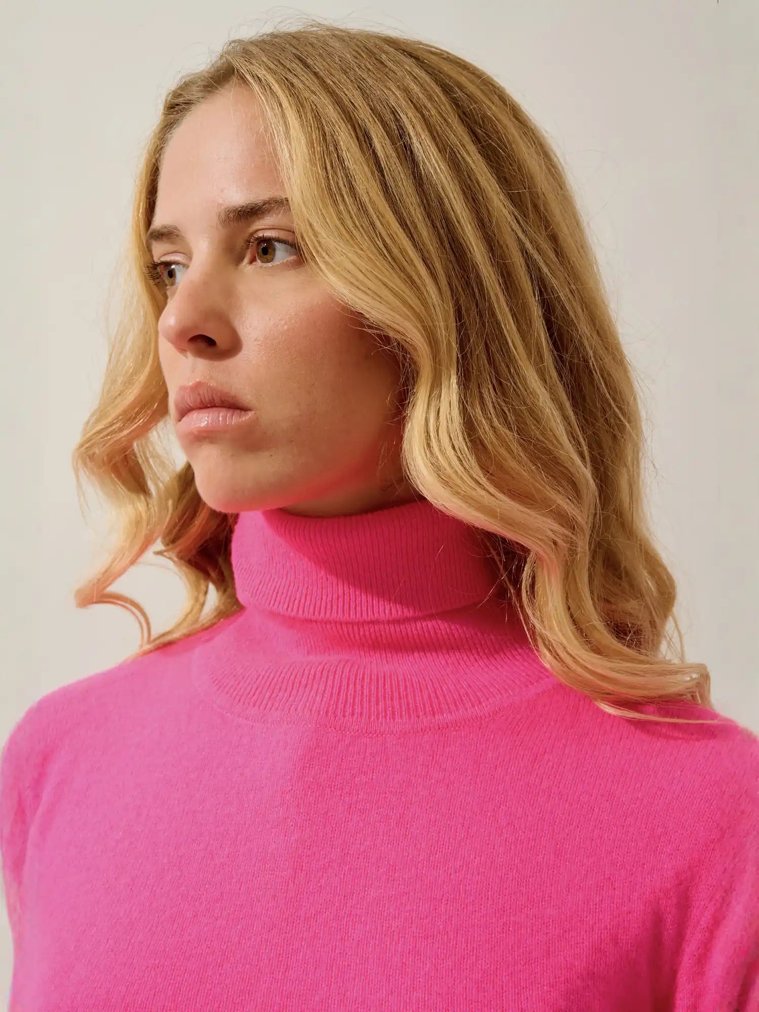 BISE pull col roulé flamant rose fluo