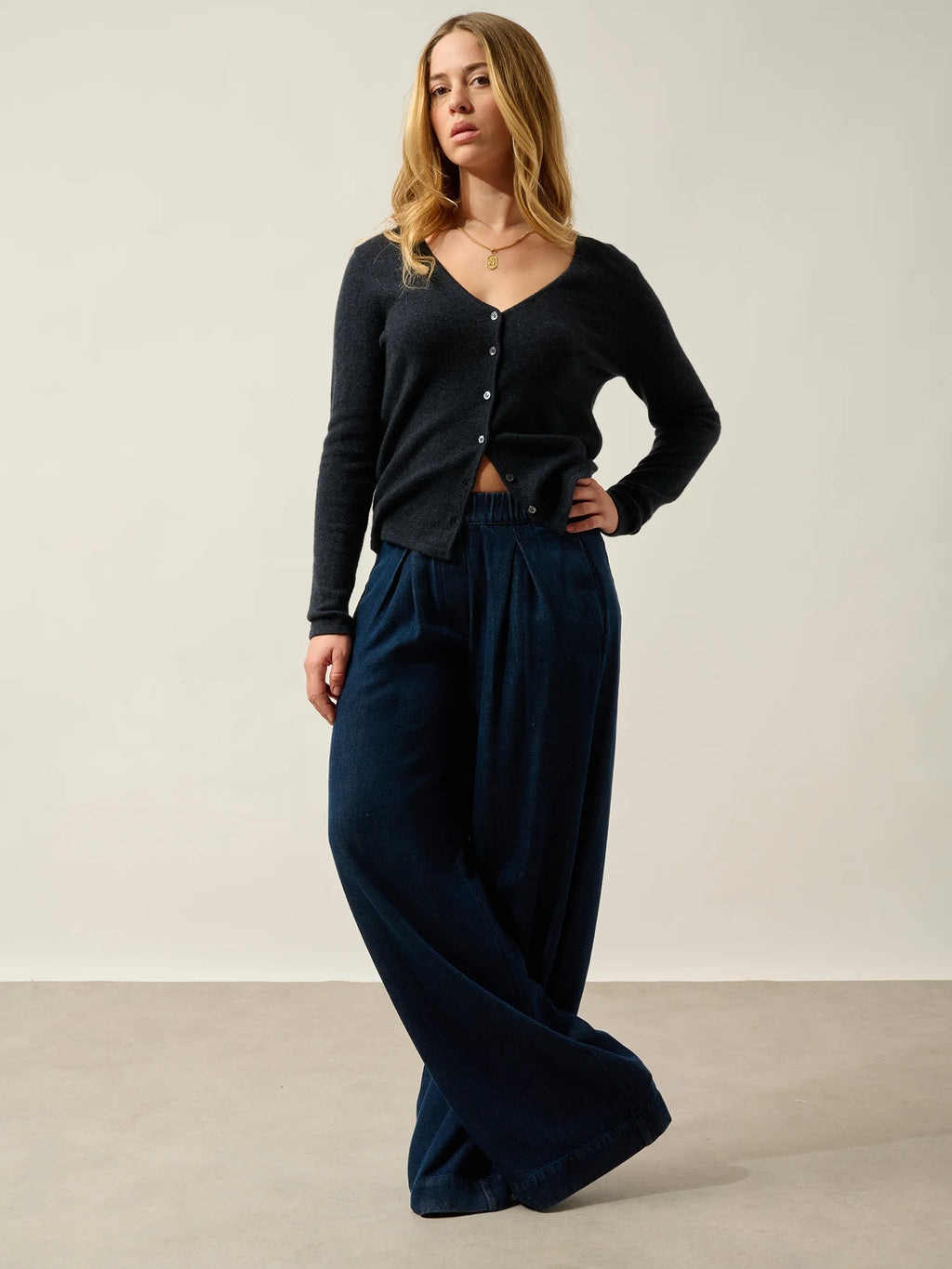 CHALAIS Strickjacke V-Ausschnitt Kaviar