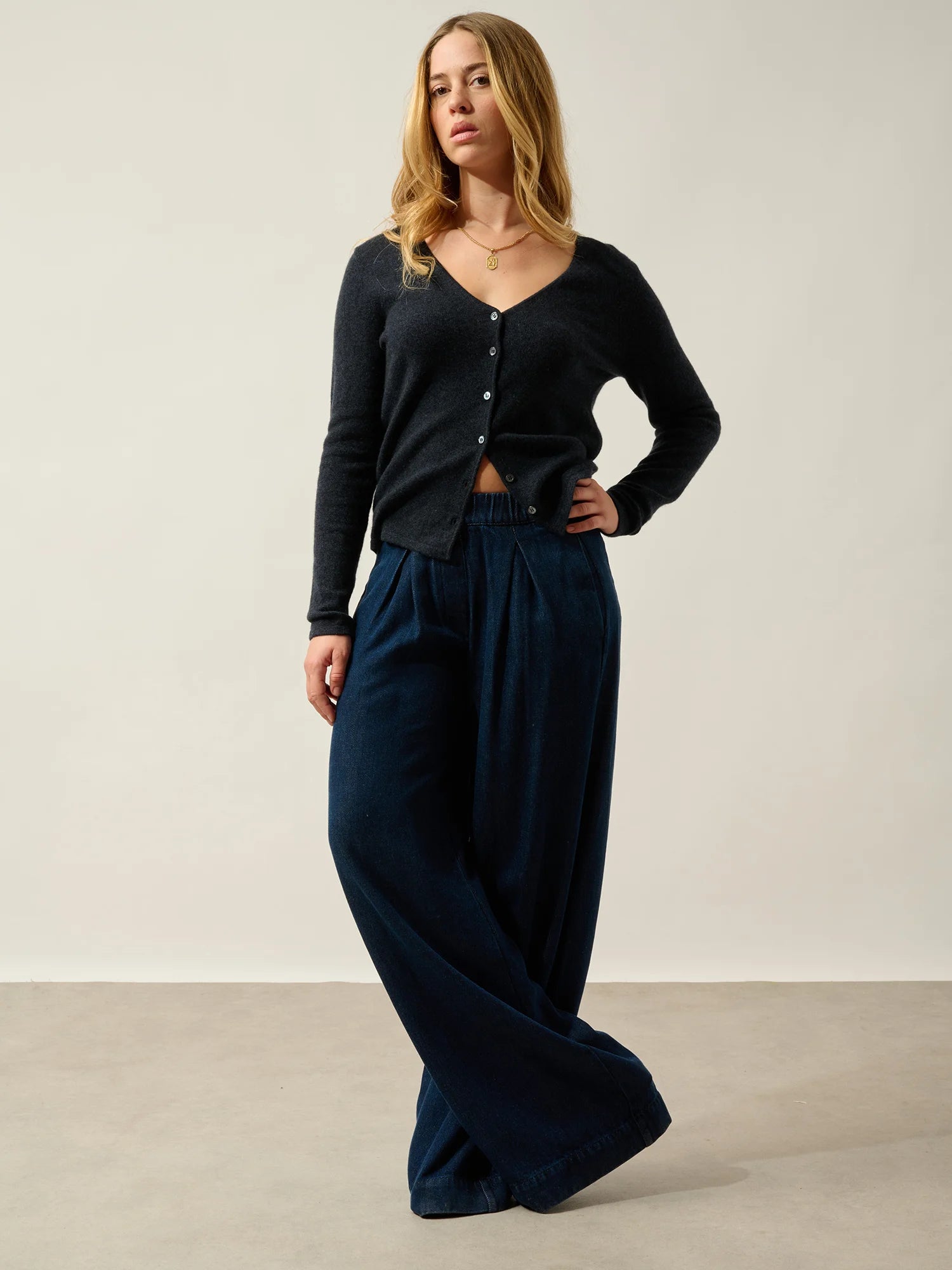 CHALAIS Strickjacke V-Ausschnitt Kaviar