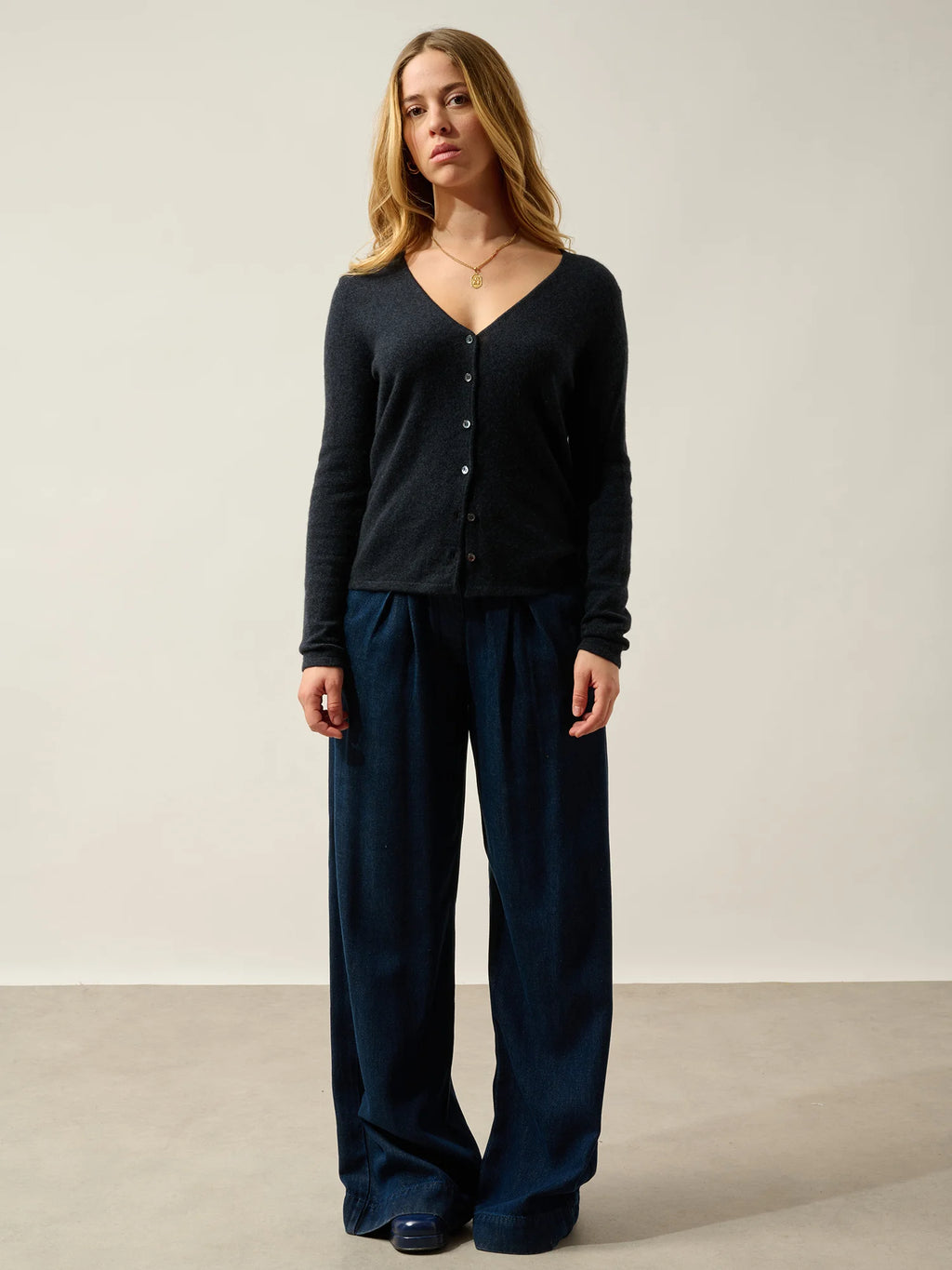 CHALAIS Strickjacke V-Ausschnitt Kaviar