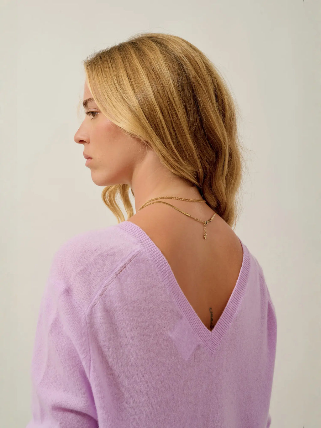GIEGN pullover v-ausschnitt vorne und hinten guimauve