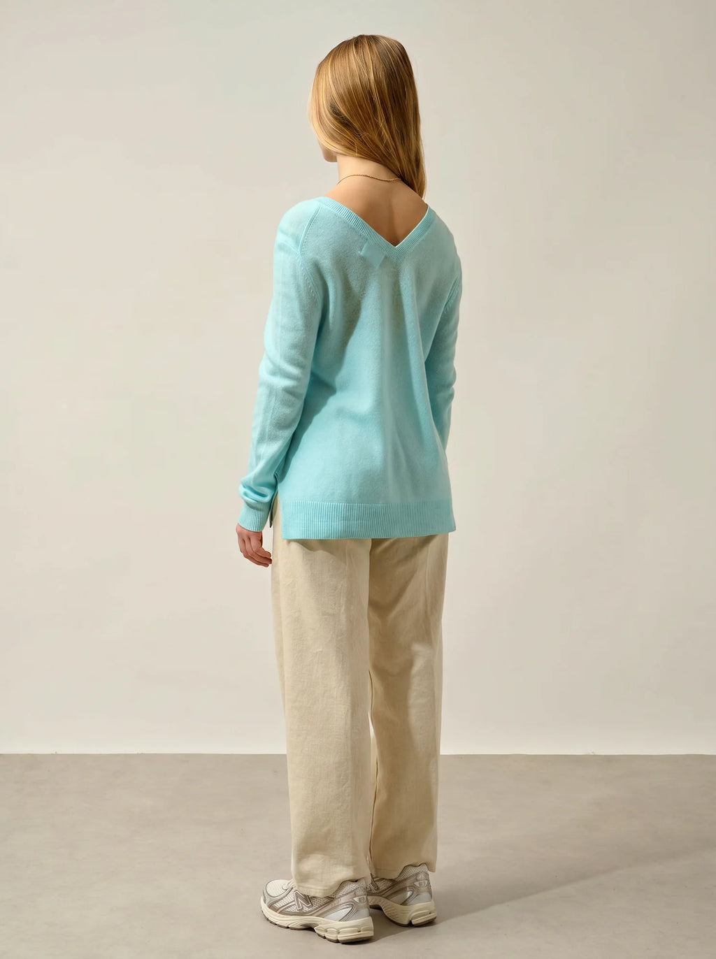 GIEGN Pullover V-Ausschnitt vorne und hinten Opalgrün