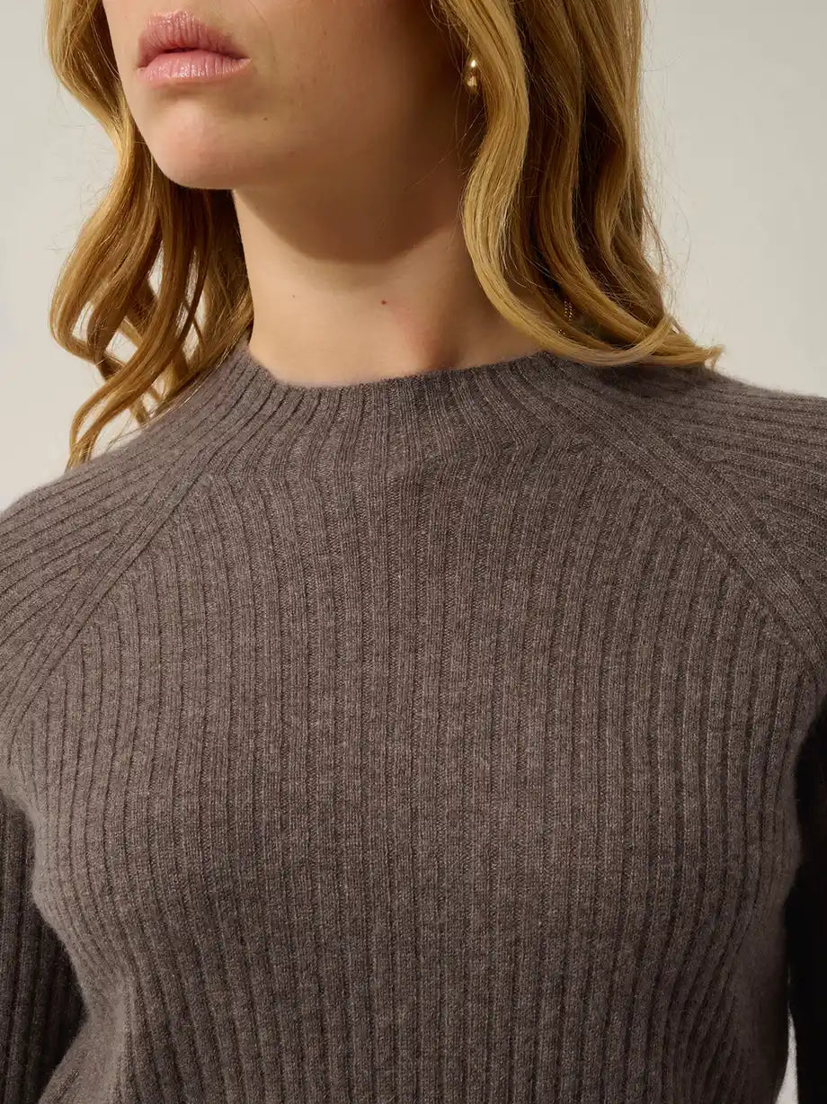 ASSIA pullover stehkragen boutons poignets taupe meliert