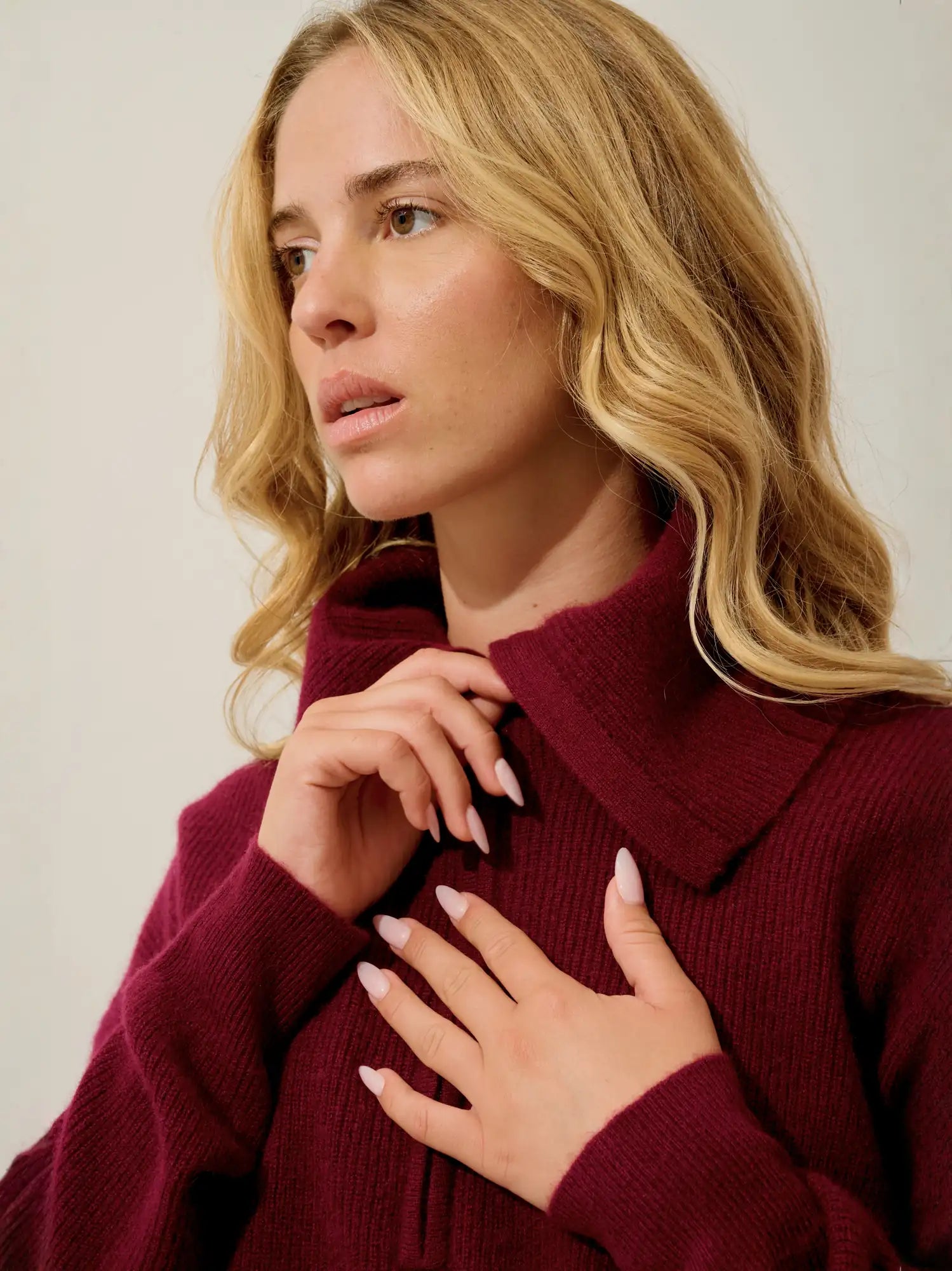 KARMA sweater cuffed beanie burgundy