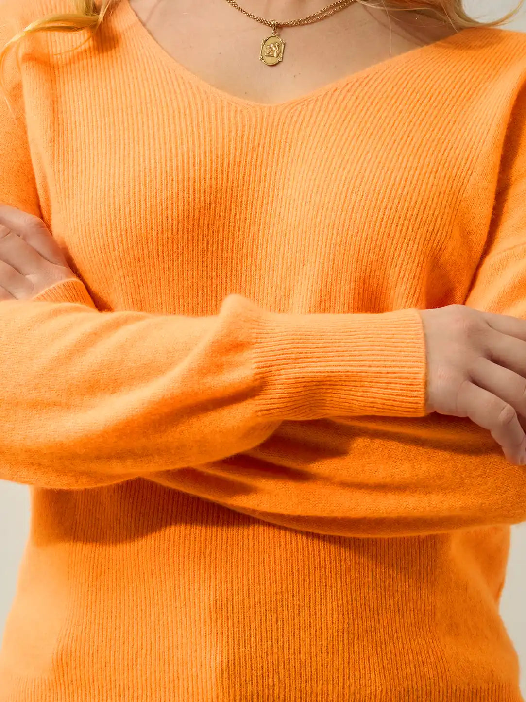 LUMIRA sweater v-neck neon tangerine