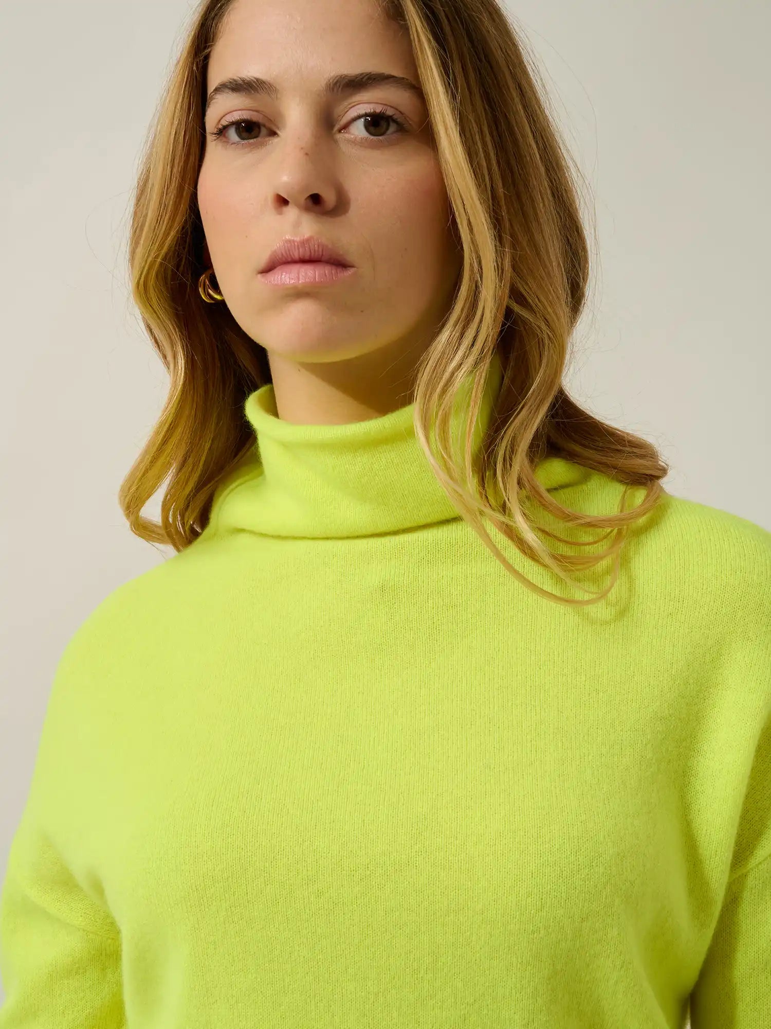 KORIEL pull col montant jaune fluo