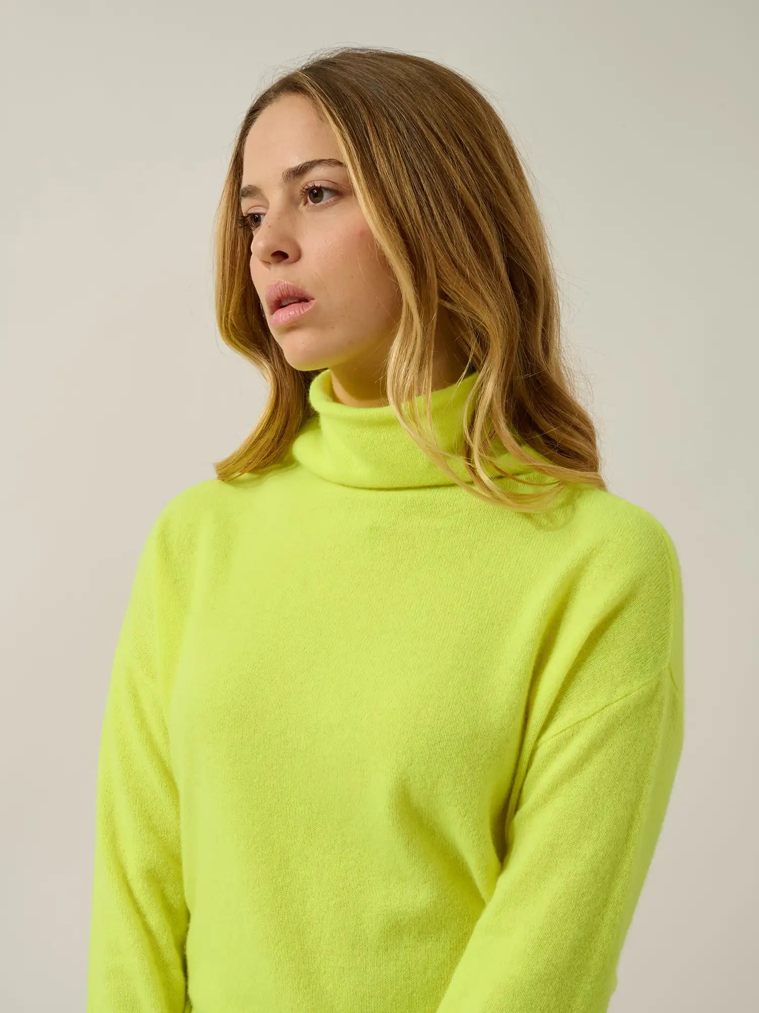 KORIEL pull col montant jaune fluo