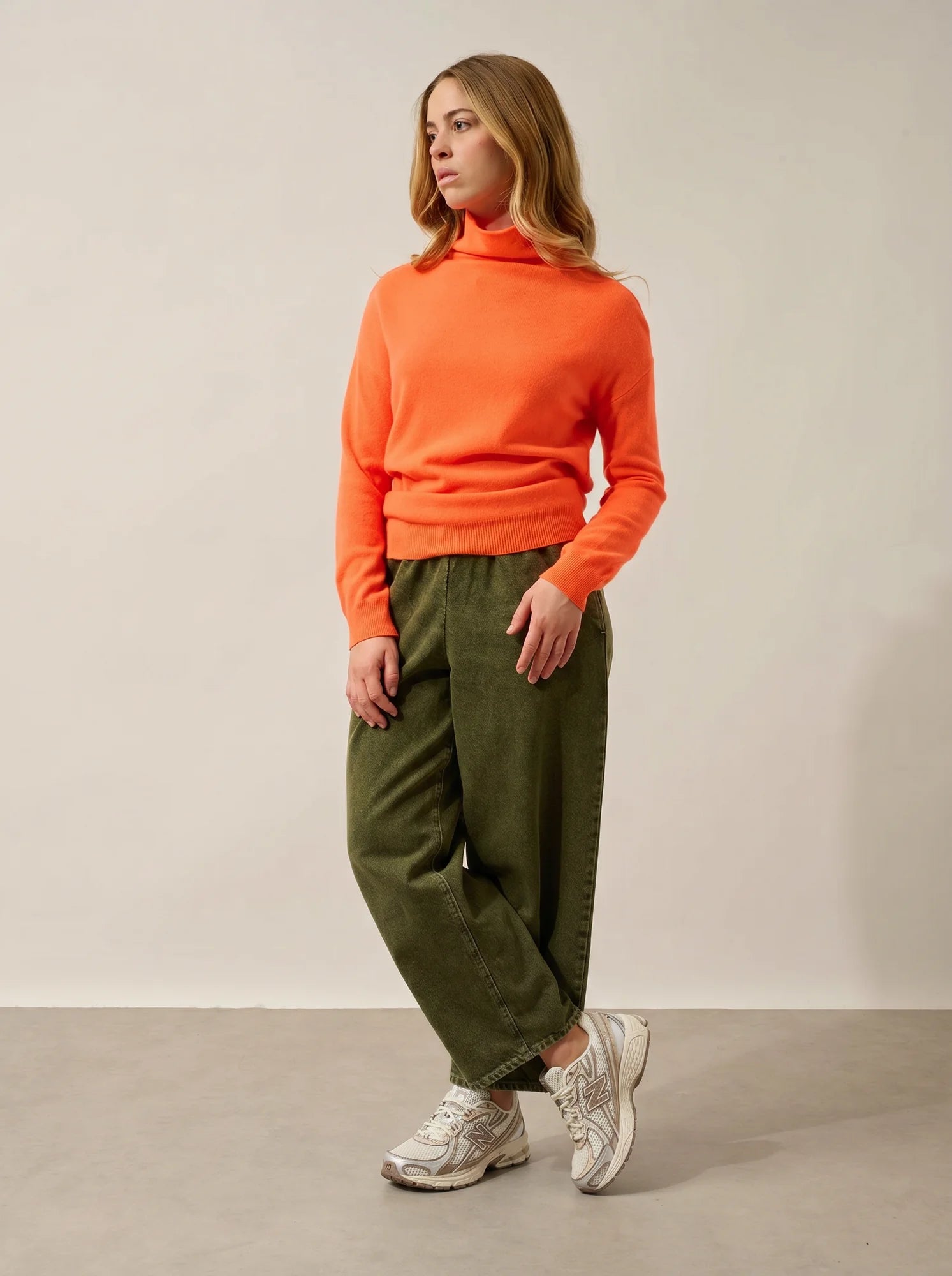 KORIEL sweater mock neck neon orange