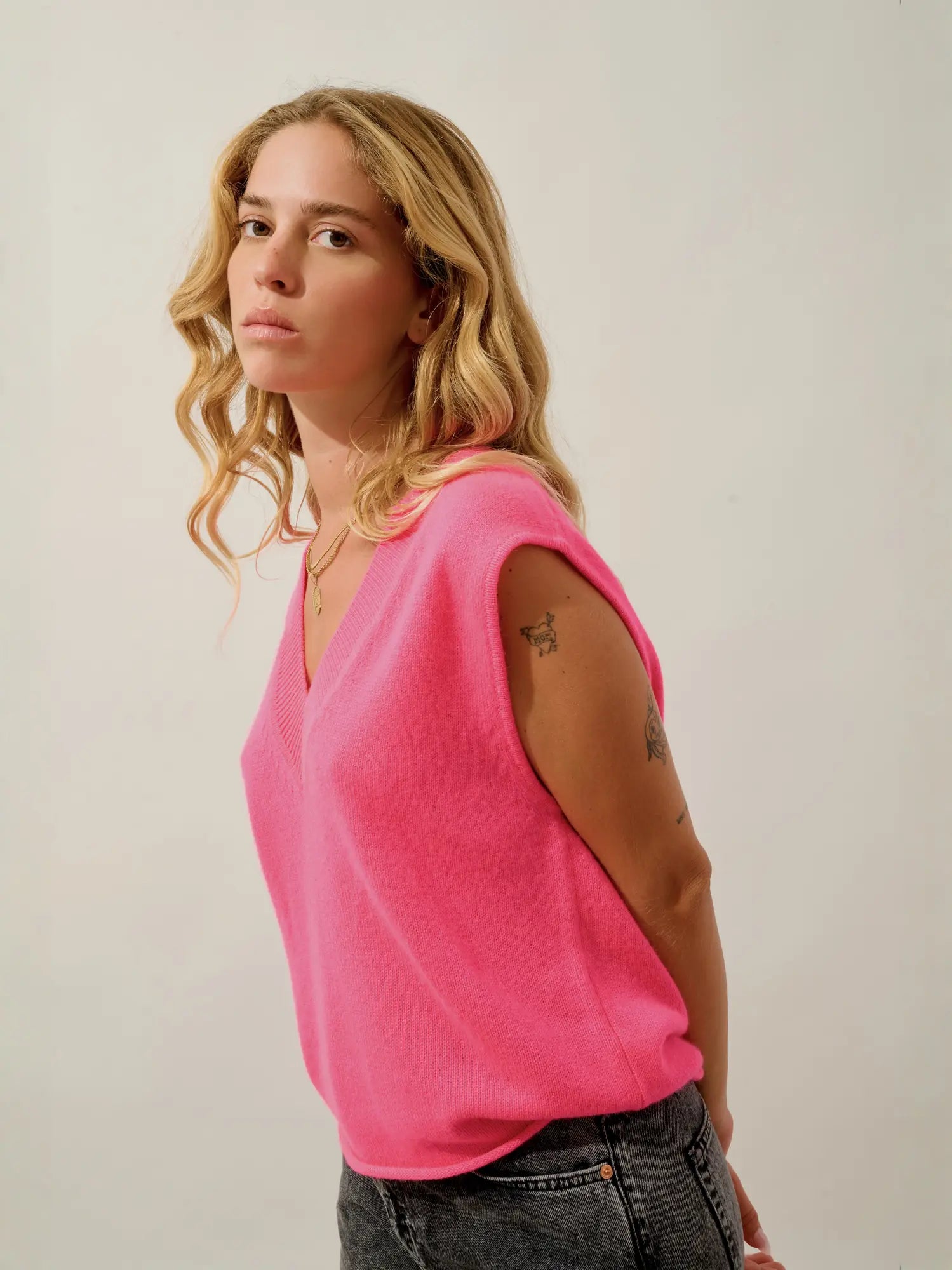 AMELIE pullover v-ausschnitt ärmellos 4-fädig rosa neon