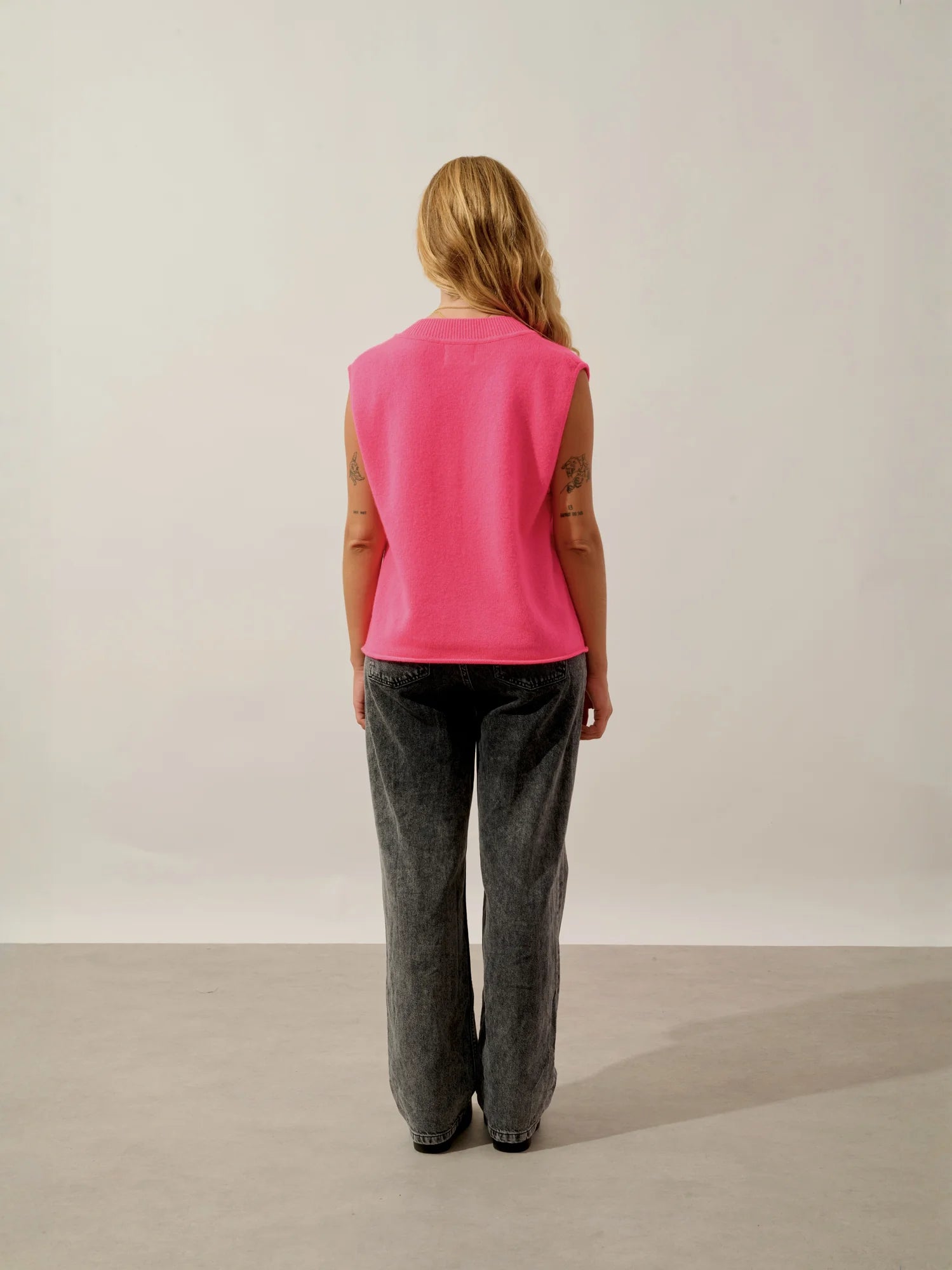 AMELIE pullover v-ausschnitt ärmellos 4-fädig rosa neon