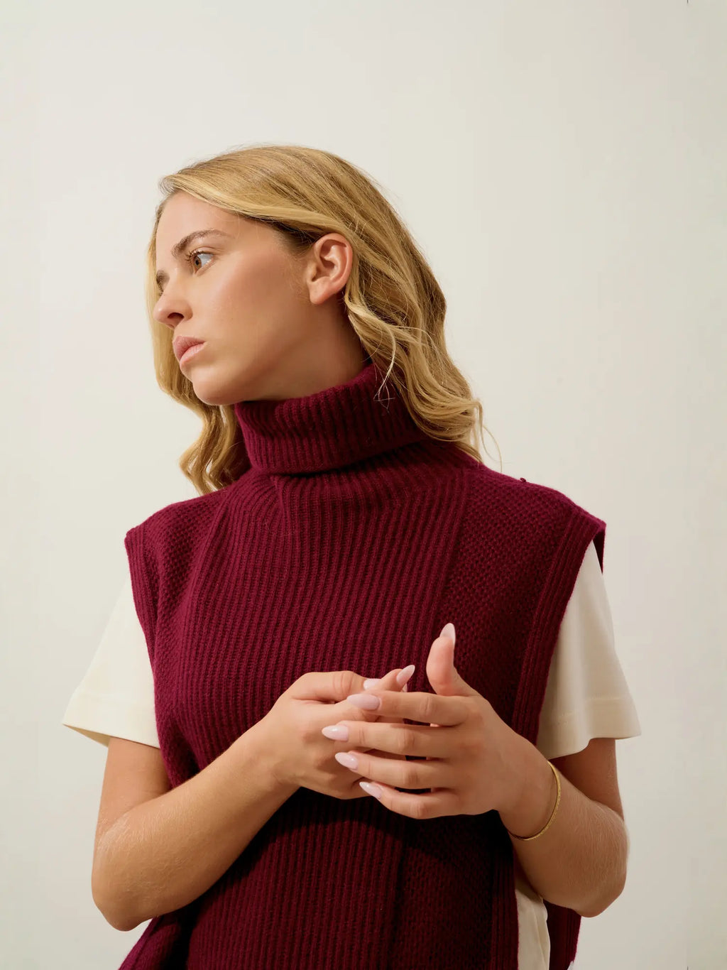 DEMI poncho ouvert col roulé 4 fils bordeaux