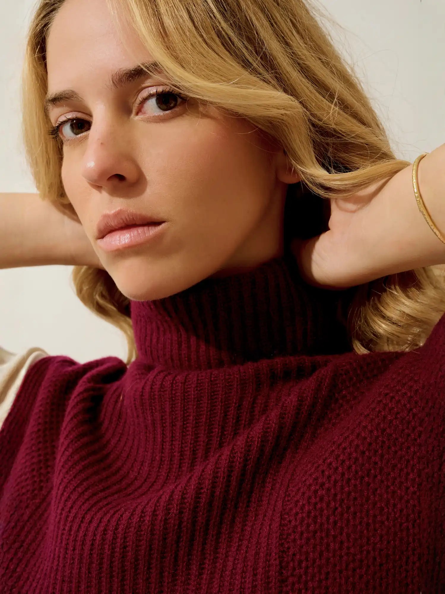 DEMI poncho ouvert col roulé 4 fils bordeaux