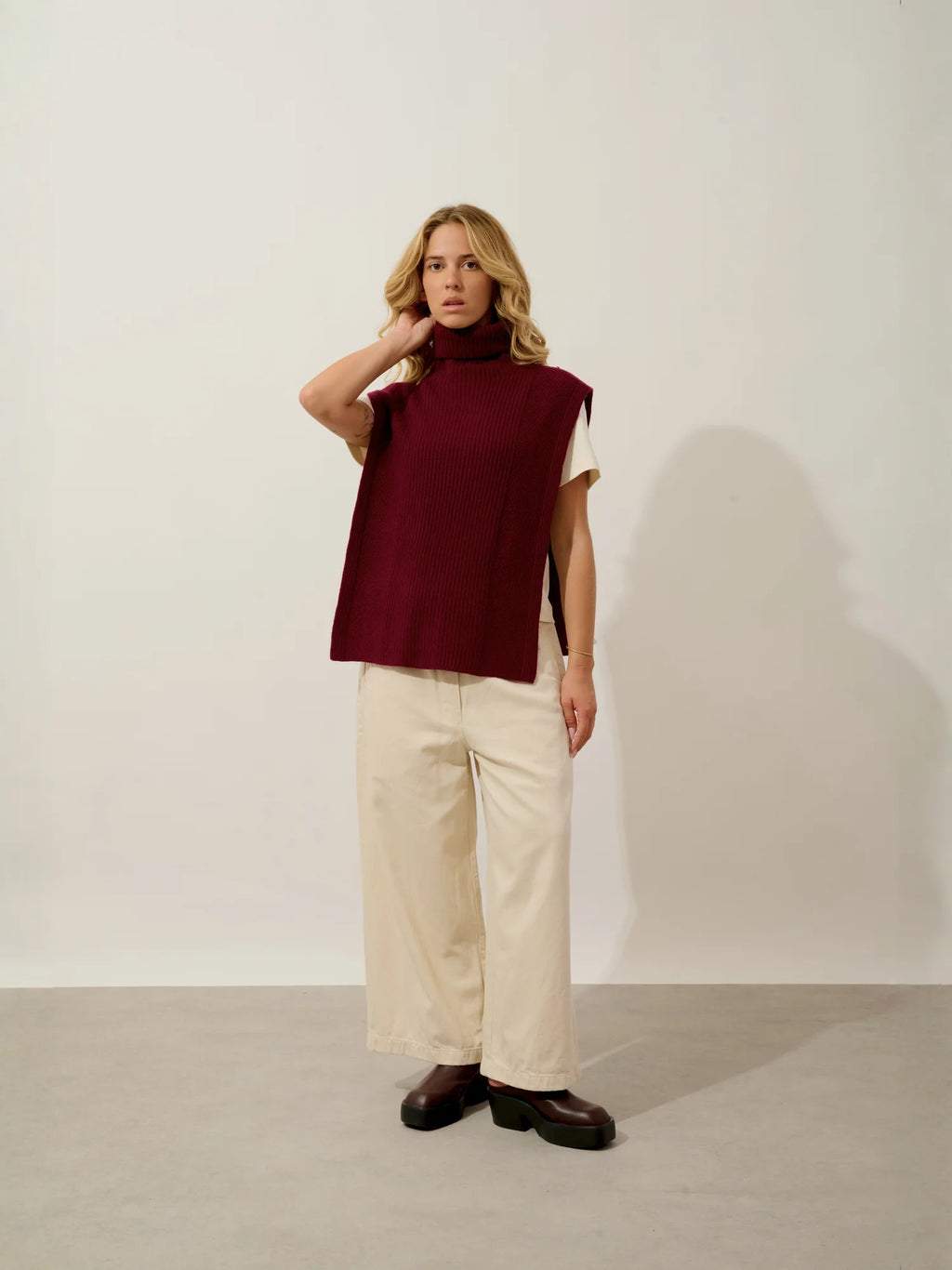 DEMI poncho ouvert col roulé 4 fils bordeaux