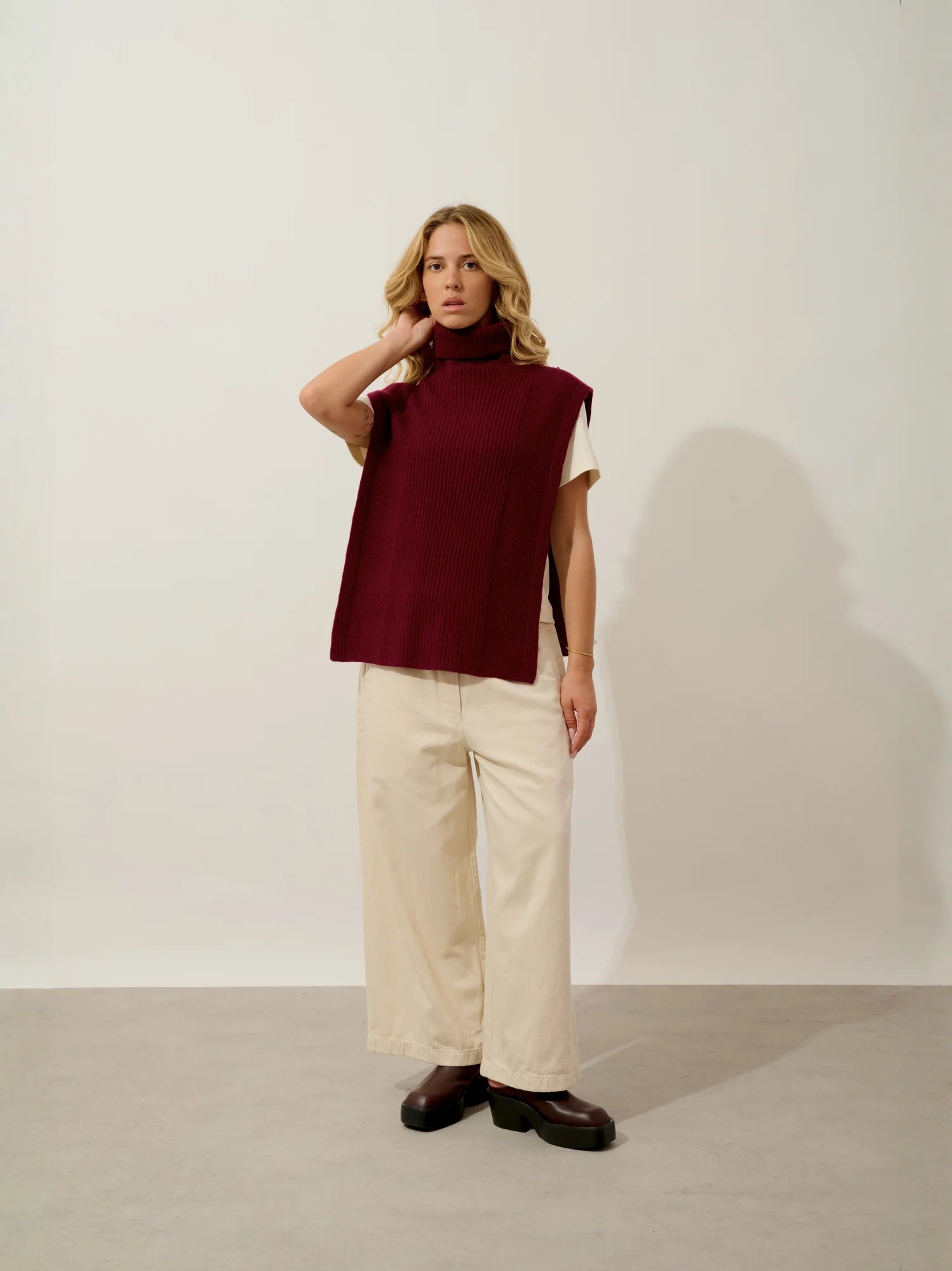 DEMI poncho ouvert col roulé 4 fils bordeaux