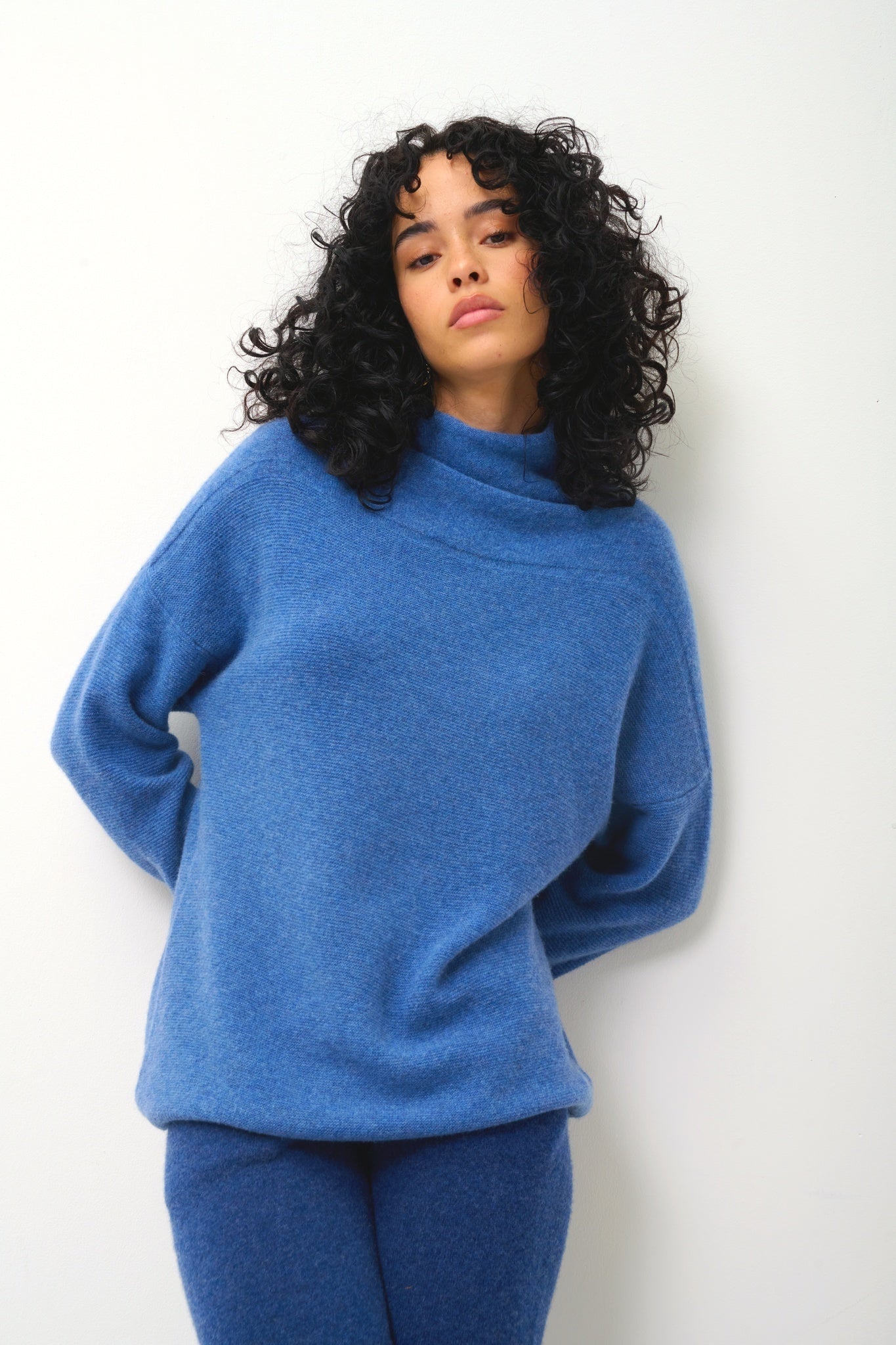 BLANTYRE pull col roulé bleu denim 100% cachemire