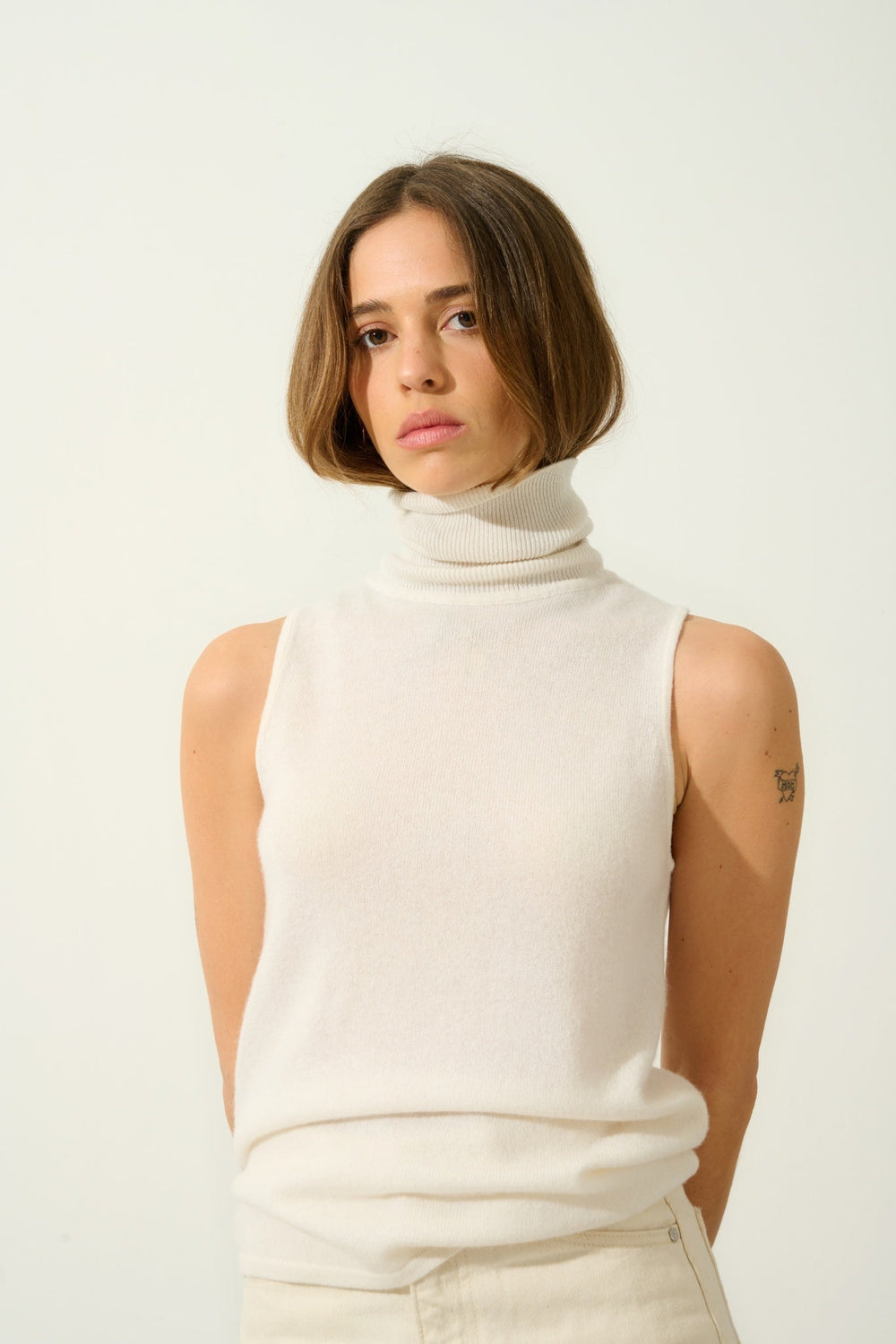 CAPUCIN pull col roulé sans manches ivoire 100% cachemire