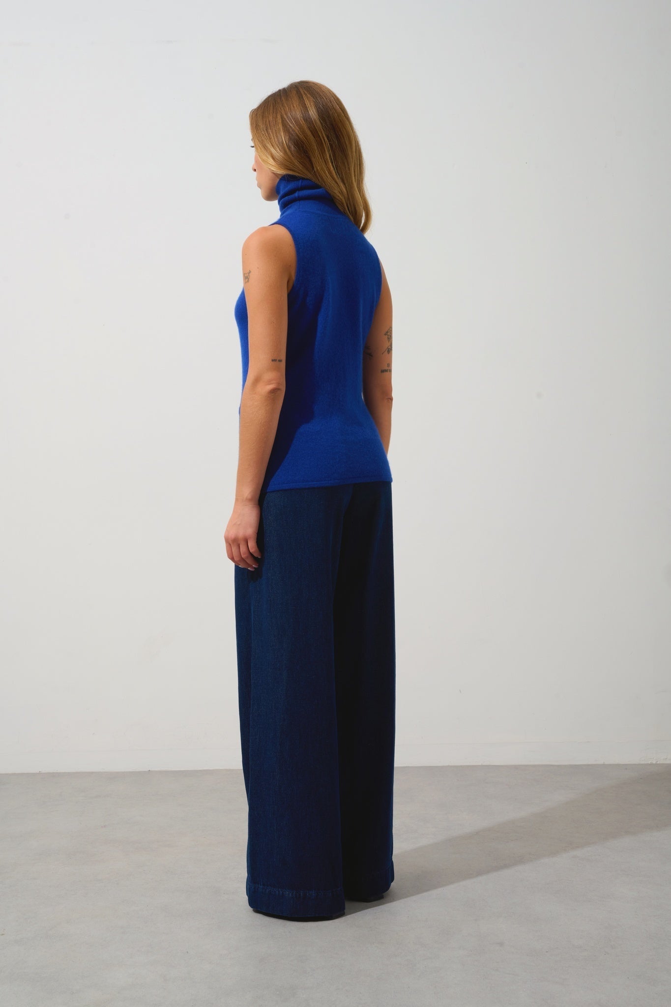 CAPUCIN pull col roulé sans manches outremer 100% cachemire